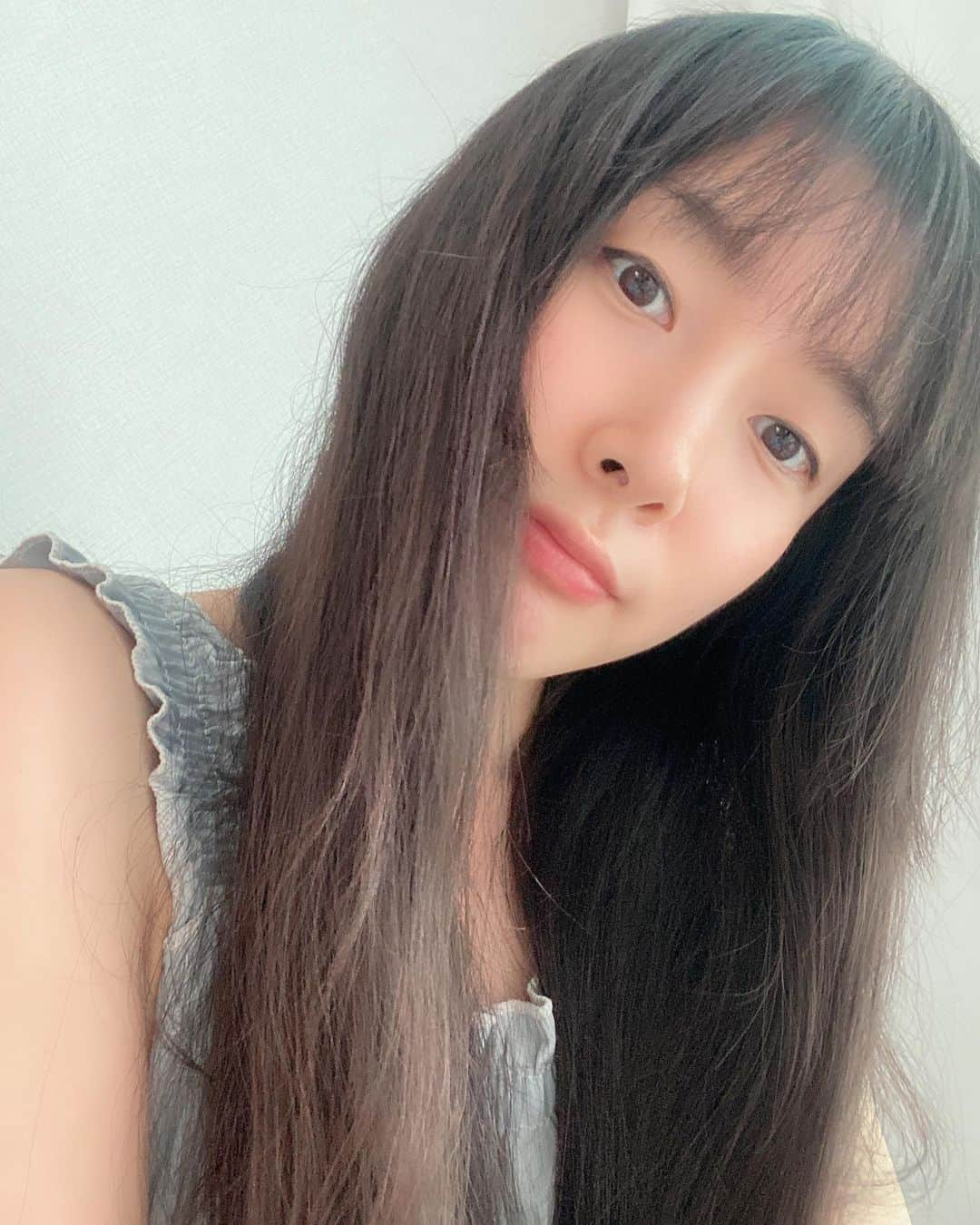 ガヨン さんのインスタグラム写真 - (ガヨン Instagram)「갑자기 앞머리 자르고 싶어서 가위들고 잘라버림💇🏻‍♀️ 망한것 같기도 하고 나름 괜찮은 것 같기도 하고.. 머리카락이야 어차피 금방 또 자라는데 뭐 어때 ~ 언제부턴가 생각 많은 소심이 김가영이 레벨업한 느낌 언제갈지도 모르는 한번뿐인 인생, 그냥 다 해보자고!!!! 🔥」10月26日 15時00分 - gy._.1202