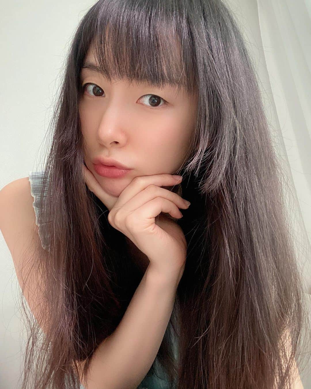 ガヨン のインスタグラム：「갑자기 앞머리 자르고 싶어서 가위들고 잘라버림💇🏻‍♀️ 망한것 같기도 하고 나름 괜찮은 것 같기도 하고.. 머리카락이야 어차피 금방 또 자라는데 뭐 어때 ~ 언제부턴가 생각 많은 소심이 김가영이 레벨업한 느낌 언제갈지도 모르는 한번뿐인 인생, 그냥 다 해보자고!!!! 🔥」