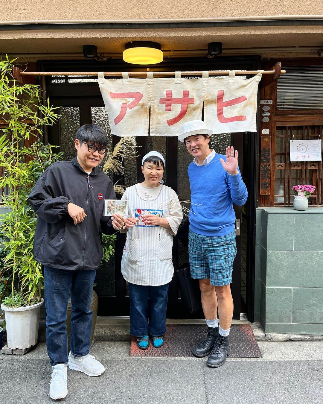 カジヒデキのインスタグラム：「先週の土曜日、飛行機で松山に到着し、直ぐにランチで連れて行って頂いた鍋焼うどんのアサヒさん、本当に美味しくて最高でした！雰囲気も良いんですよね✨すぐ近くのことりさんも美味しいそうで、ハシゴをしたかったです笑。また次回松山に行ったら、必ず伺います。ご馳走様でした🌈  #カジヒデキ #松田チャーベ岳二 #松山 #愛媛県  #食堂カフェステクル #barnecco #まるいレコード  #鍋焼うどんアサヒ」