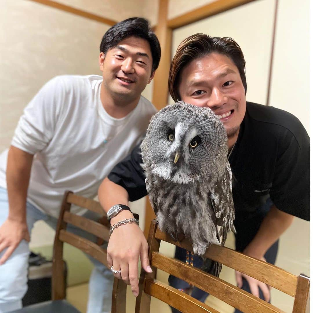 横山弘樹さんのインスタグラム写真 - (横山弘樹Instagram)「岡ちゃんトッティー✨  いやー楽しかったw  自分の名前の漢字を聞かれてももう二度と  戸田の"戸"は  『扉の戸です』って答えちゃダメだからね？  あと戸田の"田"は  訓読みが『た』 音読みが『だ』ではないからね！笑  岡ちゃんは一応カメラ向けられたときの相場は"ピース"しよっか！あなた全部間違えてたよ👈🏻☝🏻←  あと定期的に可愛い奇声上げるの禁止www  基本シーズン中は見守ってるスタイルだけどオフはこうやって気兼ねなく一緒にいれるからなんかめっちゃ嬉しいなと思った横山でした☺️  【お知らせ①】 また12月にトークショーやるんですけどみんな来てくれますか🥹？  【お知らせ②】 10月28.29日フードフェスティバルにYOKOCHEE出店決定〜✨  今回は電光石火さんのご厚意で初コラボして頂くことになりました🥳✨✨✨  フードフェスティバルでは是非みなさん電光石火さんのブースに遊びに来てください☺️‼︎‼︎‼︎」10月26日 15時13分 - h_y.18