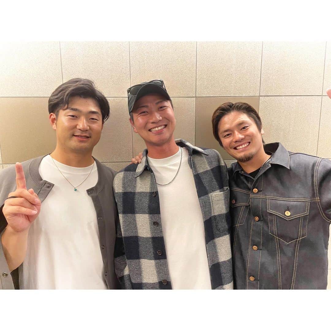 横山弘樹のインスタグラム：「岡ちゃんトッティー✨  いやー楽しかったw  自分の名前の漢字を聞かれてももう二度と  戸田の"戸"は  『扉の戸です』って答えちゃダメだからね？  あと戸田の"田"は  訓読みが『た』 音読みが『だ』ではないからね！笑  岡ちゃんは一応カメラ向けられたときの相場は"ピース"しよっか！あなた全部間違えてたよ👈🏻☝🏻←  あと定期的に可愛い奇声上げるの禁止www  基本シーズン中は見守ってるスタイルだけどオフはこうやって気兼ねなく一緒にいれるからなんかめっちゃ嬉しいなと思った横山でした☺️  【お知らせ①】 また12月にトークショーやるんですけどみんな来てくれますか🥹？  【お知らせ②】 10月28.29日フードフェスティバルにYOKOCHEE出店決定〜✨  今回は電光石火さんのご厚意で初コラボして頂くことになりました🥳✨✨✨  フードフェスティバルでは是非みなさん電光石火さんのブースに遊びに来てください☺️‼︎‼︎‼︎」
