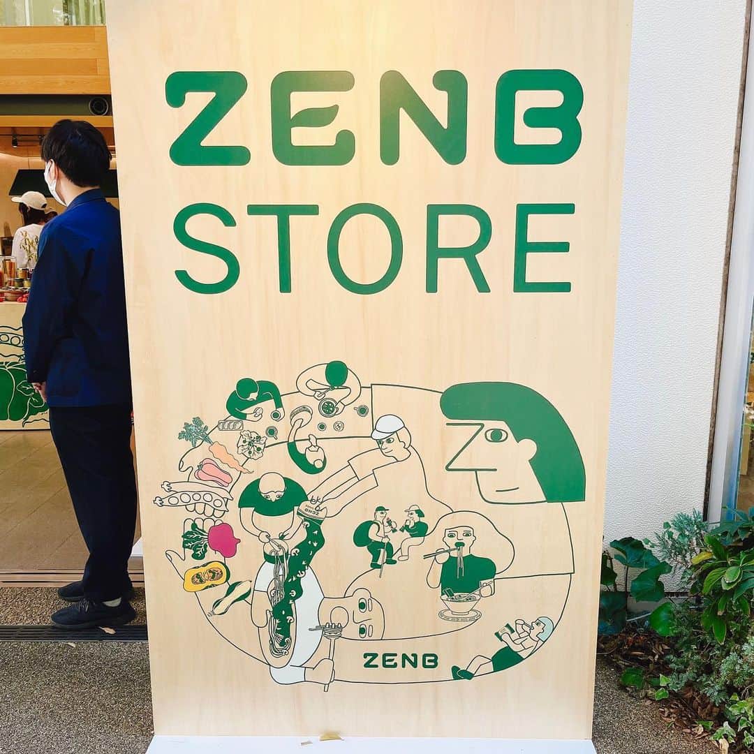 LEEさんのインスタグラム写真 - (LEEInstagram)「個人的にも大好きな「ZENB」初のアンテナショップへ！ ⁡ いつもはオンラインを中心に販売している、ZENBの全商品がずらりと陳列されていて大興奮👀✨ ⁡ ZENBといえば！ な、黄えんどう豆100％でできたグルテンフリーの「ZENBヌードル」をはじめ、気軽に1点から購入できるので、「今まで気になっていたけどポチッたことがない…」という人にとってもおすすめです。 ⁡ 試食も充実していて、パスタやスナックなどいろいろお試しできます（写真3枚目は10/26〜11/1までのメニュー） ⁡ コンテンツもすごく魅力的で、料理家・ワタナベマキさん考案の試食メニューが提供される日や、大人気のお弁当「chioben」とZENBのコラボ弁当が販売される日も！ ⁡ 詳しくはZENB のInstagram （@zenb_japan）をチェックしてみてくださいね。 休日のおでかけにぴったりですろ🏃‍♀️（webフル） ⁡ ＝＝＝ ⁡ ■ZENB STORE 期間：2023年10月26日（木）～11月9日（木） 場所：代官山T‐SITE GARDEN GALLERY（東京都渋谷区猿楽町16-15）  #magazinelee  #zenb  #プラントベースフード  #グルテンフリー  #サスティナブル  #アンテナショップ #代官山」10月26日 15時08分 - magazinelee