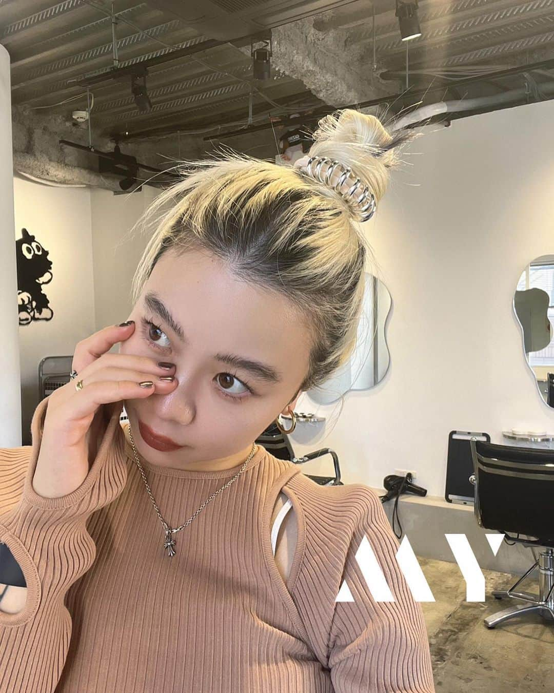 Ane Moneのインスタグラム：「100種類以上あるヘアゴムとパーツから、自分の好きなものを選んで作るヘアゴムセット「MY」  モデルの柴田紗希さん、ヘアスタイリストのモリハルナさん、スタイリストの中野ゆりかさんに「MY」のヘアゴムをセレクトしていただきました。 ＿  渋谷ヒカリエShinQs店では店舗のリニューアルオープンを記念して「MY」のPOP UPを開催中です。 柴田紗希さん、モリハルナさん、中野ゆりかさんがセレクトしてくださったセットはもちろん、ご自身でもお好きな組み合わせをお楽しみいただけます。 POP UP開催期間：10月26日(木) ～ 11月26日(日) ＿  オンラインストアでは柴田紗希さん・モリハルナさん、中野ゆりかさんにセレクトしていただいたヘアゴムを特製ポーチにお入れし予約受注しております。  予約受注期間：10月26日(木) 10:00 ～ 11月27日(月) 9:59 発送時期：2023年12月上旬～中旬入荷次第順次発送 ＿  モリハルナさんセレクト LG010161HMX / ¥1650(税込)  . #MY #ヘアゴム #モリハルナ #アネモネアクセ #アネモネ」