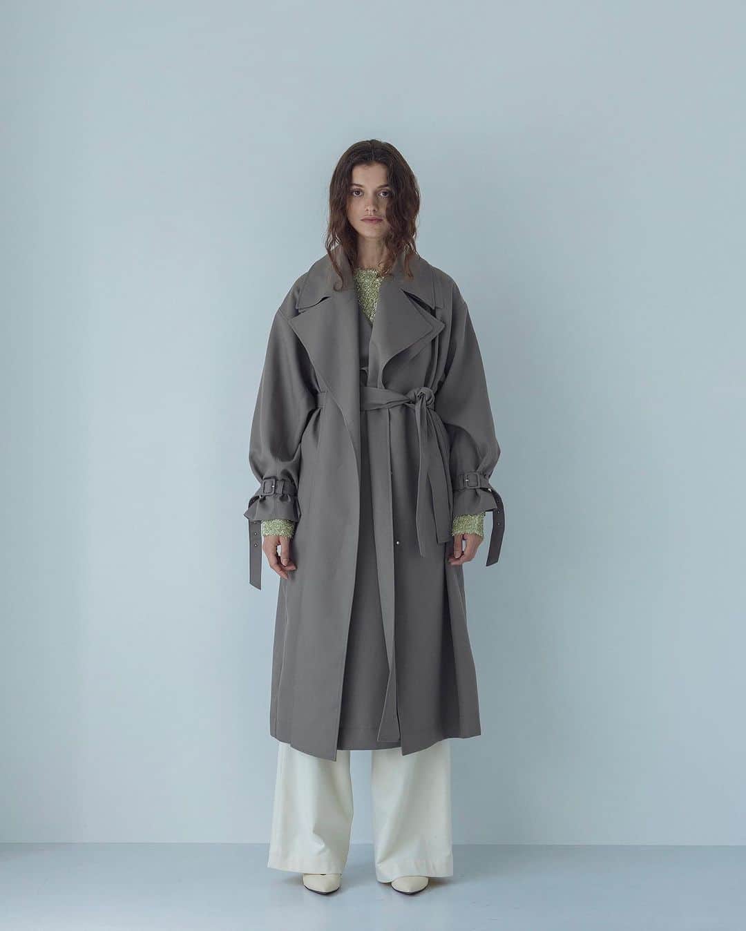 DRESSLAVEさんのインスタグラム写真 - (DRESSLAVEInstagram)「. 【 RECOMMEND ITEM 】  ☑︎ T/W layered collar tailored coat Color : grayish beige / charcoal gray  リュクスなムードのハリ感のあるポリエステルウールキャバジン素材を使用したテーラードコート。  衿腰の高いメンズライクな開襟衿には付属で同じデザインの襟パーツを付け、このアレンジにより様々な雰囲気を楽しめます。 衿は取り外し可能なので外すことですっきりとした印象に。  商品の詳細はプロフィールのURLよりご覧いただけます。  プロフィールはこちらから ▷  @dresslaveofficial   #DRESSLAVE #ドレスレイブ #dresslave_outercollection23AW #23aw #23autumn #23winter #outer #coat #コート #アウター #ロングコート #レイヤード #テーラード #テーラードコート #マニッシュ #モード」10月26日 18時30分 - dresslaveofficial