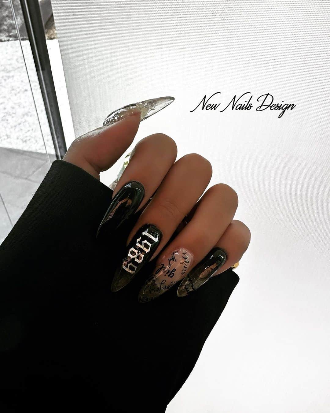 のインスタグラム：「Self Nail Design🖤  数日連続でGALに会ってたからか 久しぶりに🦋をDesignに入れて キラキラとBLACKで仕上げてしまった🖤笑」
