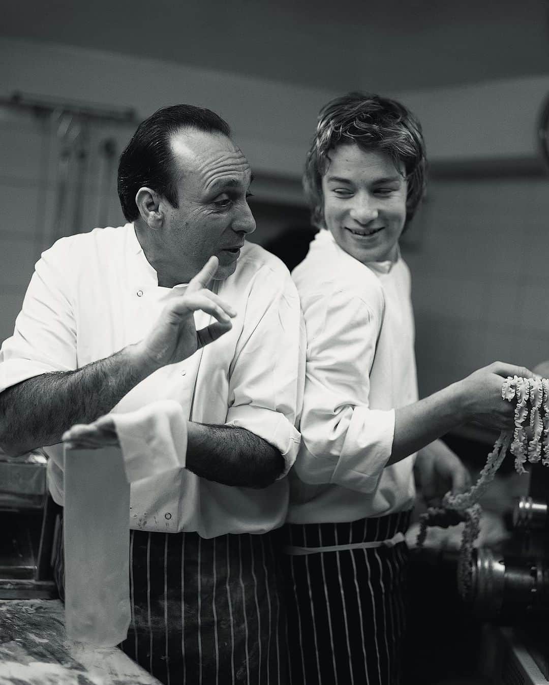 ジェイミー・オリヴァーのインスタグラム：「There’s no one else I’d rather cook pasta with than my best mate @gennarocontaldo ! Tag your favourite person to cook with in the comments. Feeling the love today guys !!! x x」