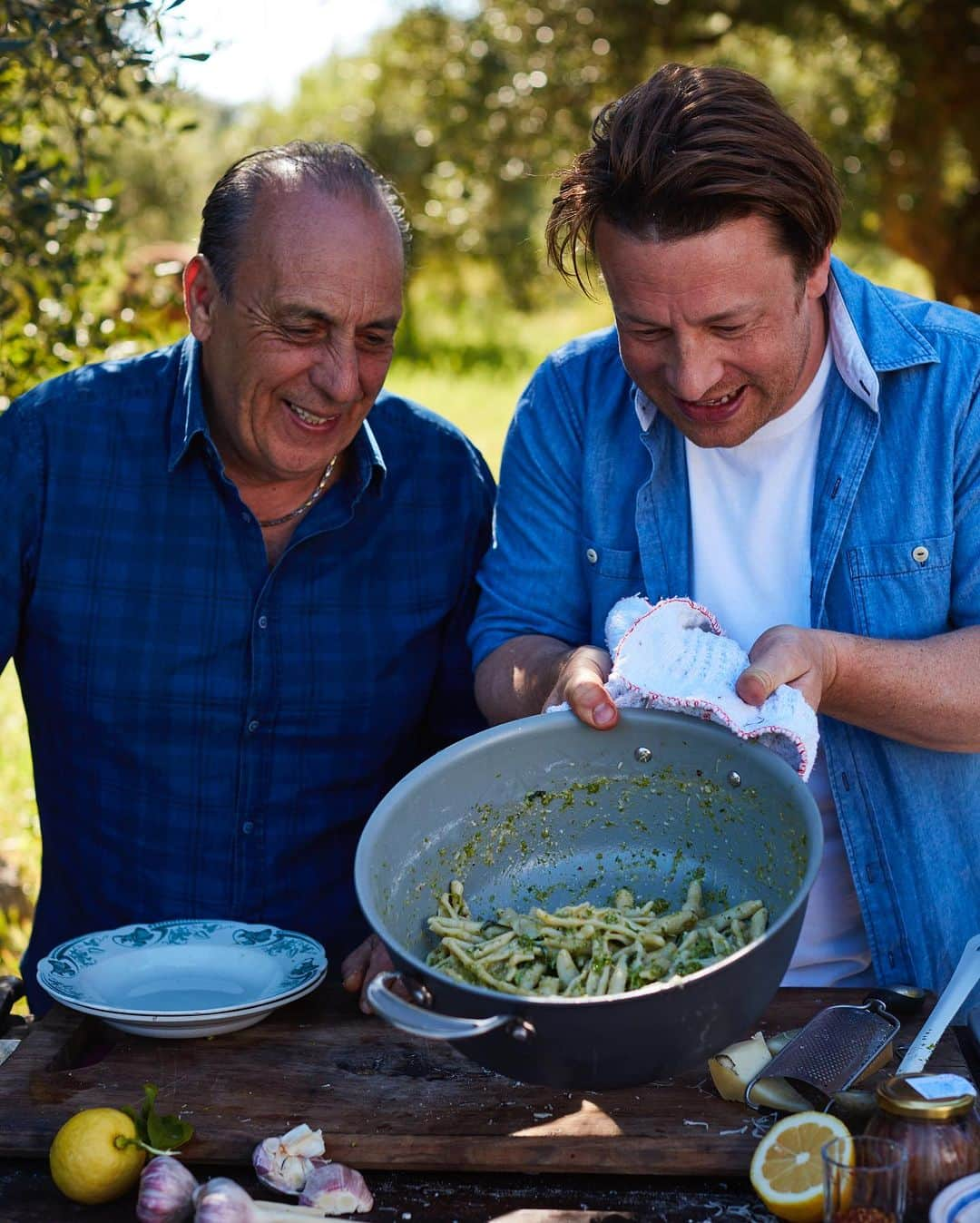 ジェイミー・オリヴァーさんのインスタグラム写真 - (ジェイミー・オリヴァーInstagram)「There’s no one else I’d rather cook pasta with than my best mate @gennarocontaldo ! Tag your favourite person to cook with in the comments. Feeling the love today guys !!! x x」10月26日 15時30分 - jamieoliver