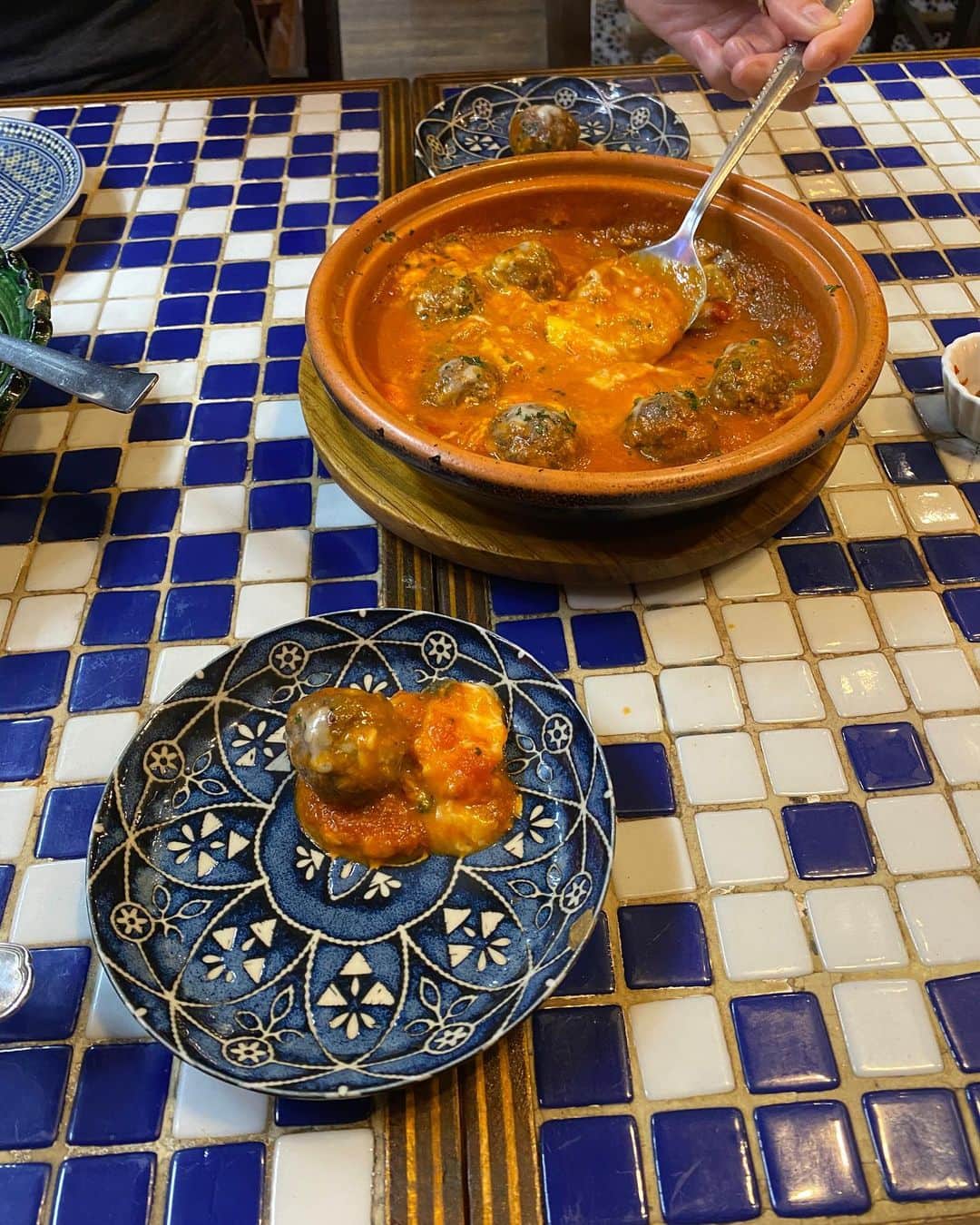 小藪奈央のインスタグラム：「. Moroccan night with @380ayako  ミートボールタジンおいしかった〜😋 バクラヴァとフレッシュミントティーも🌿 写真撮るの忘れたけどモロッコパンもさくさくふわふわでめちゃおいしい。 パン頼むならクスクスは食べきれなくなるよ。 ラム餃子もマスト🥟 @dar_roiseau」