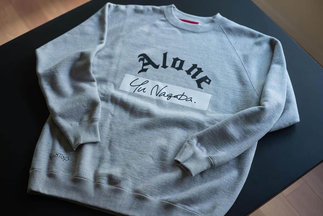 McGuffinさんのインスタグラム写真 - (McGuffinInstagram)「⚡️McGuffin Street News⚡️  ALONE × Yu Nagaba × BIOTOPのトリプルコラボレーションアイテムを発売。長場雄氏にその場でアイテムに絵を描いてもらえるドローイングイベントが白金台店にて10/27(金)に開催決定！  @aloneinc  @kaerusensei  @biotop_official   「BIOTOP(ビオトープ)」は、デザイナー自身が日頃から身に付けているアイテムを起点に、長く愛用できるウエアを展開している「ALONE（アローン）」のポップアップショップをBIOTOP白金台店にて10月27日(金) [17:00 ~ 21:00］～11月5日(日)の期間で開催。今回のポップアップショップでは、ALONEのディレクターと親交があり、アーティストとして活躍する「長場雄（ナガバ ユウ）」描き下ろしのロゴをプリントした別注アイテムと、BIOTOPとALONE公式サイトで発売するALONE × Yu Nagaba の限定アイテム、ALONEのインラインアイテムを展開する。10月27日(金)17:00-21:00には、トリプルコラボレーションで制作したスウェット50着分に、長場雄氏がその場で絵を施すドローイングイベントを開催。イベント限定ラベルのワインとビールも用意している。  ■POP-UP SHOP　 期間：2023年10月27日(金)17:00 - 11月5日(日) 店舗：BIOTOP白金台（〒108-0071 東京都港区白金台4-6-44） TEL 03-3444-2421 / OPEN 11:00 - 20:00  ■長場雄氏来店ドローイングイベント at BIOTOP白金台 2023年10月27日(金)17:00 – 21:00（エントランスフリー）  #ALONE #YuNagaba #BIOTOP」10月26日 15時24分 - mcguffin_official