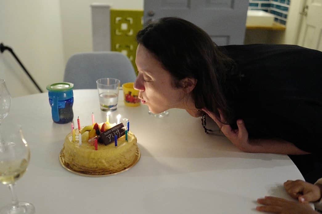 千葉アリサさんのインスタグラム写真 - (千葉アリサInstagram)「先週のお誕生日のこと。愛するしほ　@shiho_takechi familyが沖縄から宮崎にお祝いにきてくれました🌈🌴  東京に住んでいた頃は　毎週のように家にご飯食べにいったり　遊びにでかけたりやったけど、実際に会うのは 1年8ヵ月ぶり！  そんなことは微塵も感じないほど、会った瞬間に嬉しくて楽しくてホっとスっと馴染むあたたかさに包まれた あっという間の3日間✨  今回は、日向にある一棟貸しのホテル　@villa.share に2家族で宿泊したので、やんちゃキッズも大人ものびのび　心地よく過ごせました♪  2日目には遠出をし、ホテルで過ごす日は近くにある　サンパークや @stairs.of.the.sea に出かけたり、キッチンでちょこちょこ料理しながらお酒を飲んだり海を眺めたりして🌊  同じ学年の双子ボーイズえいけんと瑠花が大ハッスルして遊ぶ様子を愛でながら　なんちゃない会話に笑い美味しいものを食べる...この上ない美味な時間に身も心もパッチパチにエネルギー満タン！で41歳を迎えられました🙏✨  こんな日がくるとはなーと何度か目を細めながら、姉ロリと話していた時のことを思い出した。「こんな日が来るとはって思えるってことは自分を越えてきたってことやねんで」ってね😌  比べようもない　自分が越えてきたことを自信にして　生きてきた人生を愛する生き方がええな！やっぱ💗と。  そう清々しく思える時間を共にできる人たちがいて 幸せ者です。　また会えた時には、成長した子供たちと私たちの変化をも楽しんで乾杯しよな🫶  ありがとう　ありがとう　ありがとう💫  #誕生日はありがとうの日 #いい写真もたくさんありがとう　#宮崎days」10月26日 15時24分 - alyssamarianne
