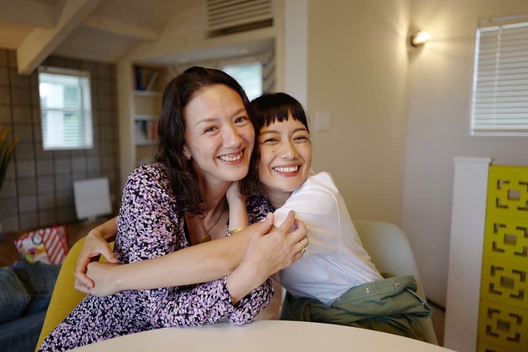 千葉アリサのインスタグラム：「先週のお誕生日のこと。愛するしほ　@shiho_takechi familyが沖縄から宮崎にお祝いにきてくれました🌈🌴  東京に住んでいた頃は　毎週のように家にご飯食べにいったり　遊びにでかけたりやったけど、実際に会うのは 1年8ヵ月ぶり！  そんなことは微塵も感じないほど、会った瞬間に嬉しくて楽しくてホっとスっと馴染むあたたかさに包まれた あっという間の3日間✨  今回は、日向にある一棟貸しのホテル　@villa.share に2家族で宿泊したので、やんちゃキッズも大人ものびのび　心地よく過ごせました♪  2日目には遠出をし、ホテルで過ごす日は近くにある　サンパークや @stairs.of.the.sea に出かけたり、キッチンでちょこちょこ料理しながらお酒を飲んだり海を眺めたりして🌊  同じ学年の双子ボーイズえいけんと瑠花が大ハッスルして遊ぶ様子を愛でながら　なんちゃない会話に笑い美味しいものを食べる...この上ない美味な時間に身も心もパッチパチにエネルギー満タン！で41歳を迎えられました🙏✨  こんな日がくるとはなーと何度か目を細めながら、姉ロリと話していた時のことを思い出した。「こんな日が来るとはって思えるってことは自分を越えてきたってことやねんで」ってね😌  比べようもない　自分が越えてきたことを自信にして　生きてきた人生を愛する生き方がええな！やっぱ💗と。  そう清々しく思える時間を共にできる人たちがいて 幸せ者です。　また会えた時には、成長した子供たちと私たちの変化をも楽しんで乾杯しよな🫶  ありがとう　ありがとう　ありがとう💫  #誕生日はありがとうの日 #いい写真もたくさんありがとう　#宮崎days」