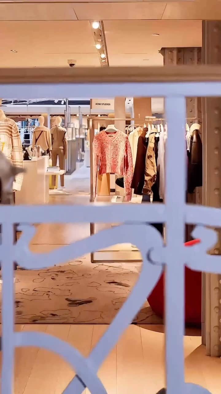 DFS & T Galleriaのインスタグラム：「Knitwear, leather goods, and boots: Let @samaritaineparis’s autumn selection mesmerize you! 🍂👢  @samaritaineparis @acnestudios @marni @khaite_ny  #DFSOfficial #SamaritaineParis #DFSFashion  #Paris #ParisShopping #Knitwear #Leather #Autumn #Shopping」