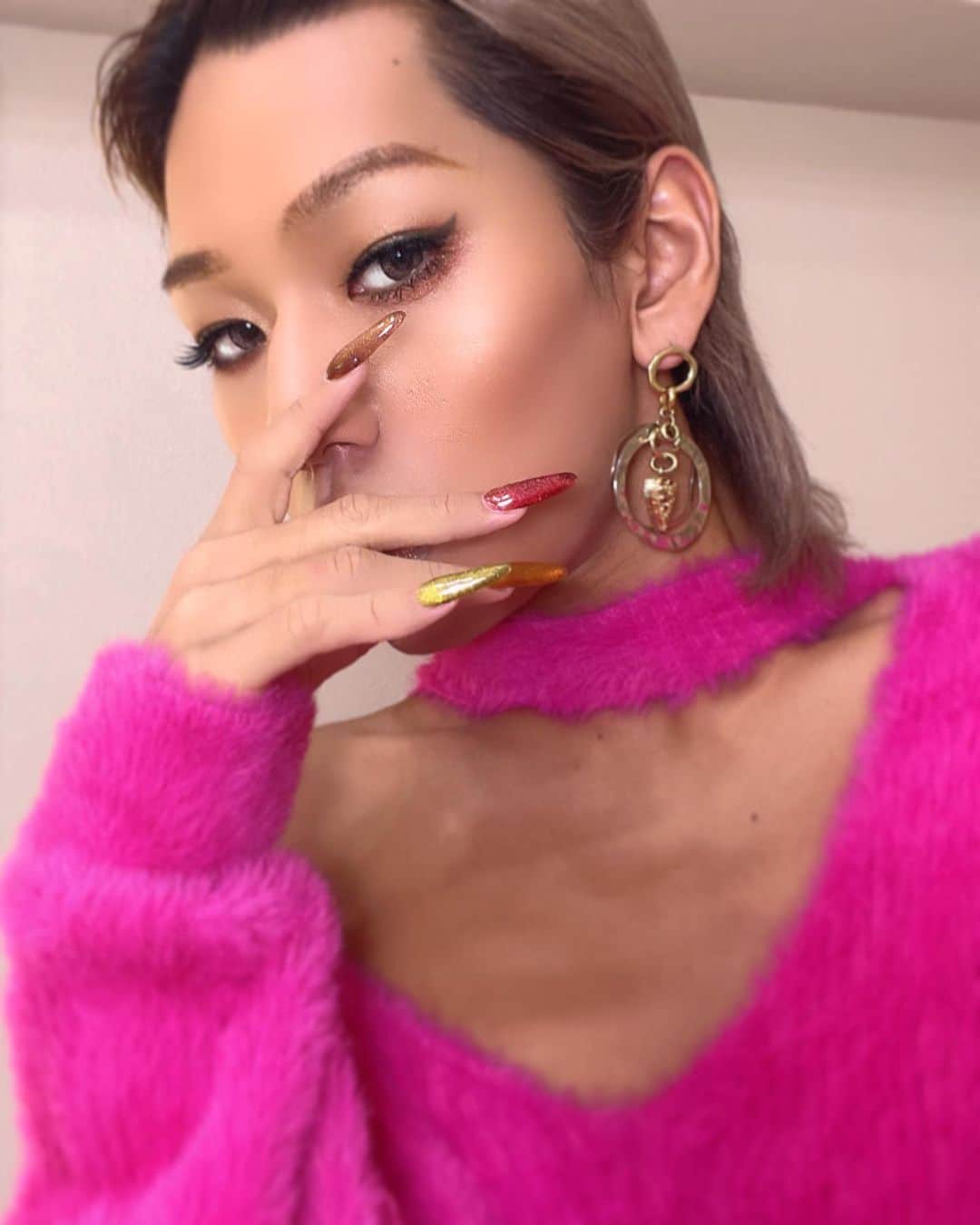 のインスタグラム：「▶︎・‥…━━━☞♡  こんにちは🍁🍂  秋になってきて 朝晩みんな寒くて風邪ひいてる子多いけど！！！！！ 大丈夫？？？  あたしは風邪は年越しとか、もぉ休む！って気が緩むとなるかな笑  今年もなりました🤣🤣💜💜  ということでもぉイベントも終わり 今エステの仕事始まり来月はオープン する予定です！！ みなさん！ 遊びに来てください！！  痩身、脱毛、エクソソーム メイクとかもやれるよん！♡♡  またdmくださいね♡♡  ということであたしは ネイルを変えてきました♡♡  今回すべて！ @toysbyinity のネイル使用になってます♡ マグネットのオレンジやレッドは 10月後半11月前半まで紅葉ってイメージ  エステの撮影などあって 大人カラーにしたよん♡♡  #あのうめたん #名古屋 #モデル #美容 #make #ラナンキュラス #錦 #おばんざい #飲食店 #BAR #東京 #名古屋グルメ #調理師 #美容師 #トータルビューティ #タレント #ユニセックス #高身長 #GAL #ギャル #ハイトーン #さつき調理福祉学院 #中部美容専門学校  #RANUNCULUS」