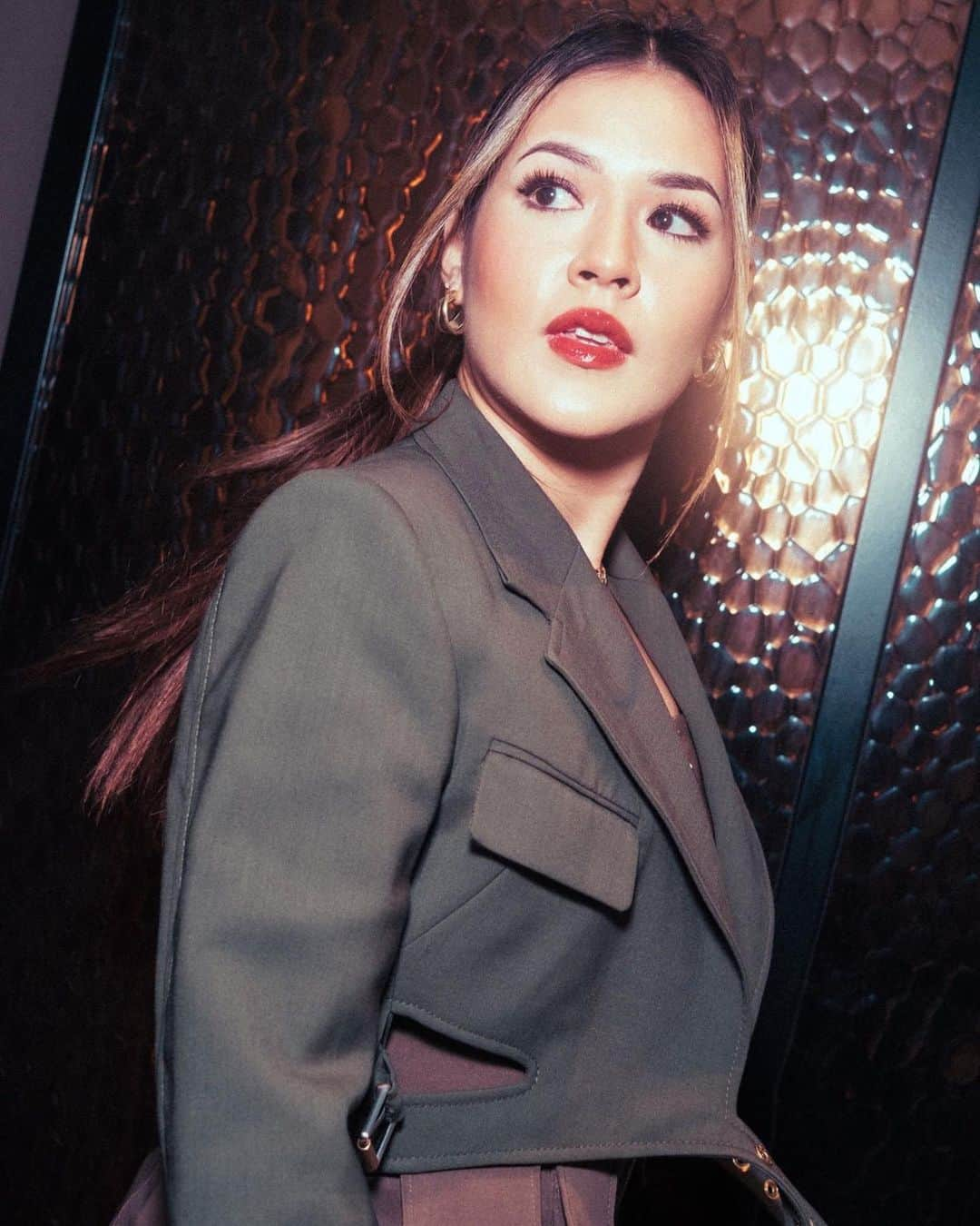 Raisa Andrianaのインスタグラム：「40 menit yang manis bersama YourRaisa Bandung. Manggung paling wara wiri kanan kiri, smoga semua happy ya!!  Makeup // @ferryfahrizal  Hair // @ibaayy___  Styled // @ivanteguhsantoso  Photo // @agrasuseno」