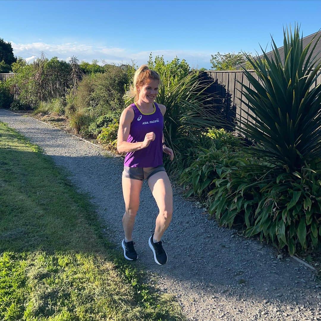 アンジェラ・ペティのインスタグラム：「So thankful I don’t have a bone stress injury! 🙌  After a sore achilles for around 7 months (but manageable and I could still mostly train on it) I had a bit of a scare 2 weeks ago when I was doing some sprints on the track and all of a sudden felt a pull in my achilles/ heel area. By that evening I couldn’t even walk on that leg so I saw the physio the next day, given some crutches and got an ultrasound and X-ray. This showed no tear in the achilles but just inflammation.   So we thought maybe it was the heel bone (calcaneus) causing the pain so got an MRI last Thursday and after a long wait for the results (sent to wrong clinic) I got them back today and YAY no bone stress and no major achilles problems, just some inflammation in the bursa behind the achilles so on anti-inflammatories and given the all clear to start back running!!   I am very grateful to have never had a bone injury in my career so far. I've had other injuries and health issues though and definitely some difficult periods and challenges along the way.   Thankful that my body can run and I don't take it for granted and appreciate a great support team over the years including my physios and sports doctors as running a lot is tough on the body!   Also reminded myself that I'm a terrible swimmer while cross training over the last couple weeks, I really need a "slow and stop every few lengths" lane. Outdoor mountain biking was fun and indoor cycling made me sweat like a pig!   Loved my first short run back this evening around the local reserve 🏃🏼‍♀️」