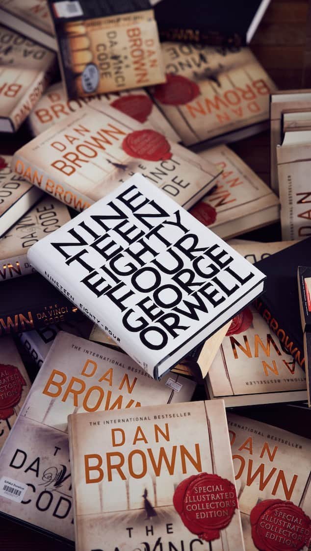 Juxtapoz Magazineのインスタグラム：「A new project by Summer 2023 cover artist @davidshrigley   This week, Shrigley is launching a limited-edition of George Orwell’s dystopian classic “Nineteen Eighty-Four,” constructed entirely from pulped, second hand copies of “The Da Vinci Code” he collected over the course of a few years from every second hand copy he could find. That’s right, Shrigley turned The Da Vinci Code into 1984. And the project is called “Pulped Fiction.”  A small number of copies of the book will be available for sale at Oxfam Books & Music in Swansea during the launch weekend from October 27—29, 2023, with remaining copies sold online after the event. There is also a 30-minute documentary on the making of Pulped Fiction, with free hourly screenings at Swansea’s Volcano Theatre during the launch weekend.   We sat down with Shrigley this week for a special edition of the @radiojuxtapoz podcast, which we will release soon!」