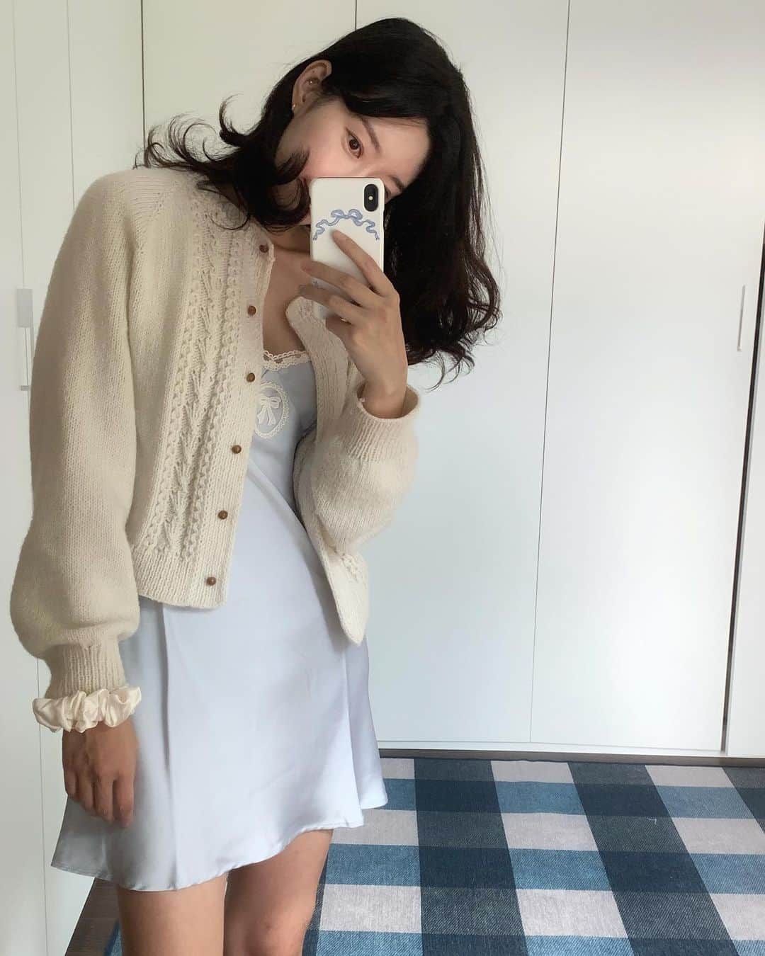 セム のインスタグラム：「작은 곱창 하나 완성하고 무려 네가지 헤어스타일로 연출해서 자랑하기,, 하찮은데 소중하네  100개 만들어서 선물하고 싶은데 친구가 3명. 그리고 저 20년만에 매직해본건데 제 곱슬 아주 지독한거였군요👩🏻‍🦱..」