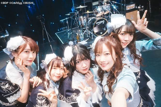 AYASAのインスタグラム：「🦋🦋🦋🦋🦋 Morfonica ZEPP TOUR 2023「forte」 東京公演 (2023.10.05)  今回のforteツアーラスト🦋✨ とてつもなく幸せすぎるお時間でした…🦋✨  ライブ始まった瞬間から皆様の歓声や動きや表情からモニカ愛を感じて、弾きながらめちゃくちゃテンション上がってました🎻🔥ちなみにライブ終わった後もずっとテンション上がってました🤣🔥  常に進化し最高を更新しているモニカ💙 次なるアルバム、ライブも凄いよ楽しみだよ💙🖤 これからもモニカと一緒に色々な景色を見ていきましょ🦋 ・ ・ #モニカforteツアー #モニカforteツアー東京  #zepphaneda  #Morfonica #モニカ #八潮瑠唯  #バンドリ #bangdream」