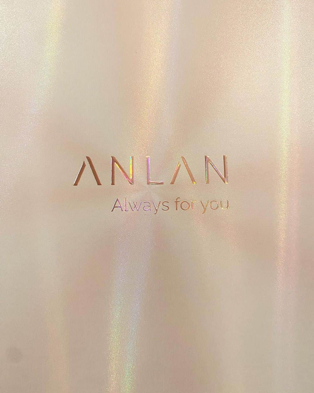 Atsukoさんのインスタグラム写真 - (AtsukoInstagram)「『ANLANダブルケアドライヤー』  @anlan_official_japan   可愛いコンパクトな 速乾と美髪ダブルケアドライヤー🩷  シンプルでパワフルなのに軽量で 優秀すぎます  おすすめポイント☝️  ①5m³/minの大風量 ②1億マイナスイオン ③21m/sの高风速 ④髪と頭皮のダブルケア、熱に頼らずより速く美しく乾く✨  大風量と一億マイナスイオンで、 速乾と美髪ダブルケアができる  2段階風量🩷 4種類の温度が調節可能✨  忙しい朝にも、 疲れた夜でもサッと乾くの  温度検知、制御があり 子供、お年寄りとペットまで適用✨  マグネット式のズルも360度回転と 低騒音もポイントかなり高め🩷  これからの乾燥の季節も 美髪ですごしたいですね💕  今週もあと少しです。 よろしくお願い致します。  それでは今夜もゆっくりお過ごしくださいね✨✨✨  @anlan_official_japan   商品URL https://www.qoo10.jp/g/1058793302  ・ ・  ＃PR#ANLAN #アンラン #ANLANダブルケアドライヤー #ダブルケアドライヤー #ヘアドライヤー #ドライヤー#速乾ドライヤー #Qoo10#綺麗な髪になりたい#ヘアケア#美髪#ダメージヘア#川島亜津子#大人女子#髪は大切」10月26日 15時43分 - atsuko__kawashima_