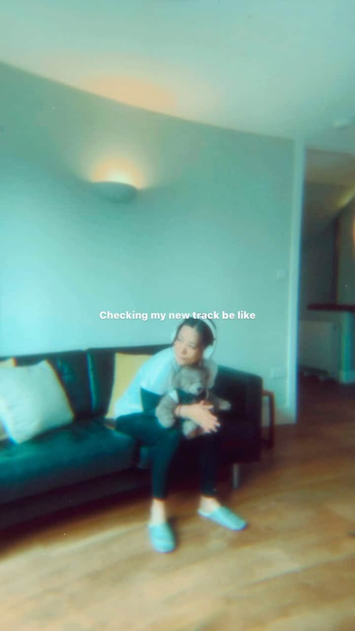 二宮愛のインスタグラム：「近々ドロップ予定の曲をチェック中ー😏🎧✌️  ロンドン着いてから休みなく色々やってるから、もう一ヶ月くらい経った感覚だったけど、まだまだ全然でしたwww ________________ #newsong #droppingsoon #soundcheck #homealone」