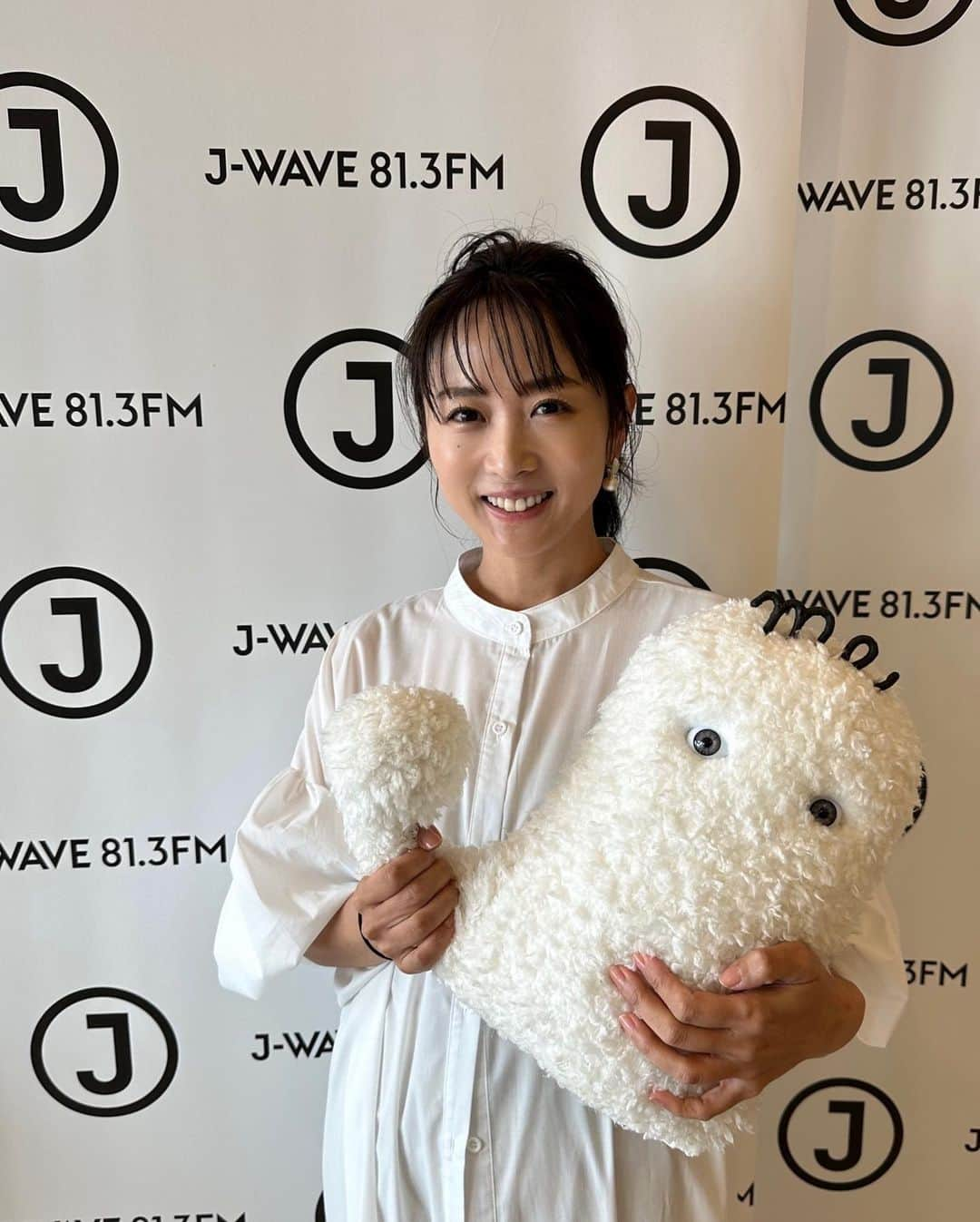 高島彩さんのインスタグラム写真 - (高島彩Instagram)「. 昨日はJ-WAVEでの収録でした♪  #小山薫堂 さんと　 #tsuchiyaearthology   ちょっと前髪切りすぎたかしら。いつも、思い立って自分でチョキチョキ✂︎」10月26日 15時56分 - aya.takashima_official_2021