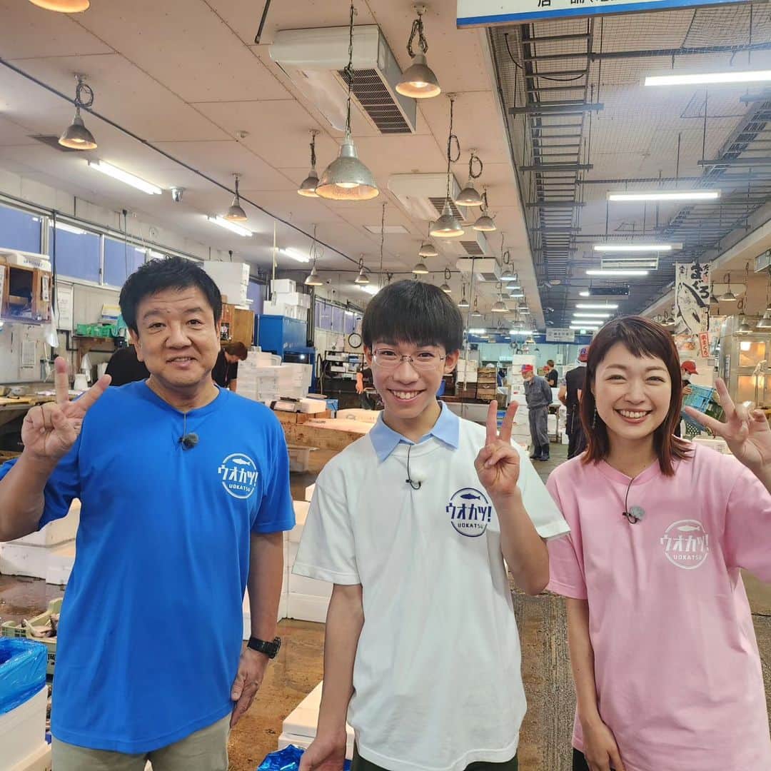 小雪のインスタグラム：「📺️ NHK ウオカツ！ 今回は長浜鮮魚市場を取材しています🐟️  九州沖縄 10/27(金)夜7時30分放送  鹿児島大学 大富先生 お魚博士 伊藤柚貴くんと ワイワイ楽しくロケしました！  九州の漁業を応援する番組 #ウオカツ  どんなお魚も美味しい☺」