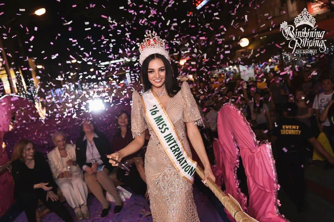 カイリー・バーゾサのインスタグラム：「This girl once had a dream, exactly 7 years ago. I wanted to represent and make the Philippines proud.  Looking back at it now, it still makes me happy and I remember all the hard work I put in. (In an era where there were no glam teams and all, i remember i had to pick up everything dresses, gowns, myself in a cab, just constantly reminding myself everything i go through will pay off in the future)  Wanna thank my mama rommel, aces, my Angels, and my parents for being my support system during this time   Till this day, I’m grateful for Miss International and the organization, for instilling in me the values that have led me to where I am today. I was invited to judge this year, and it broke my heart when i found out I couldn’t, always supporting my organization from afar.  To Nicole, @nicole.borromeo confident in you and wishing you the best, bring it home again 🤍👑  I could go on, but i’ll share more next time in my next ventures. This also gave birth to my organization @mentalhealthmattersph.  Keep on evolving and enjoy the process along the way 🤍  @missinternationalofficial is today, please support ✨🇵🇭」