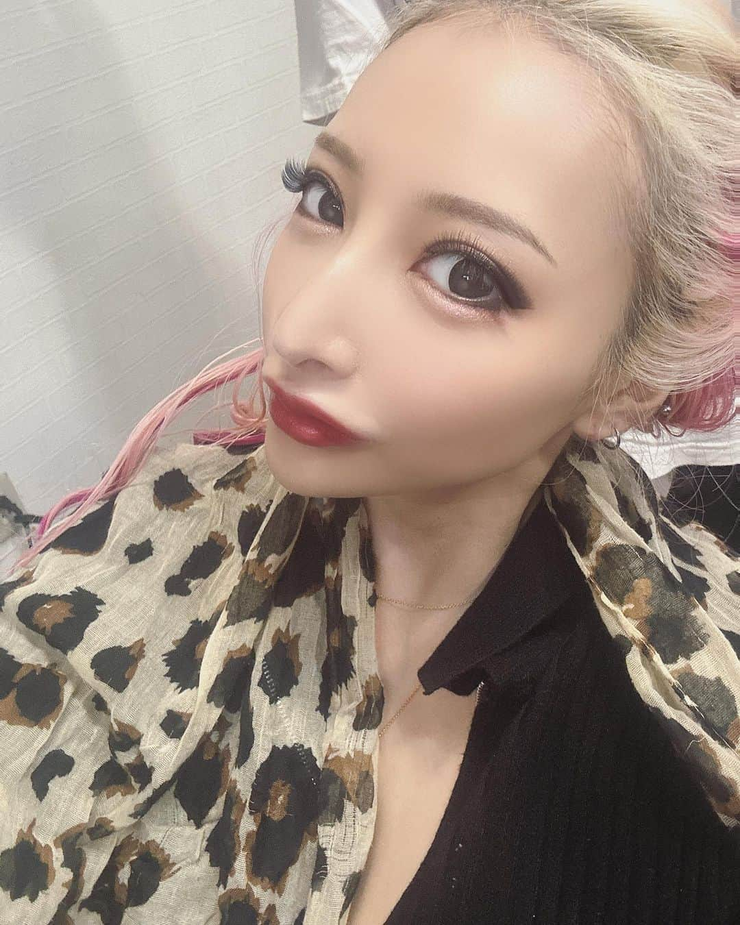 加藤紗里さんのインスタグラム写真 - (加藤紗里Instagram)「眉毛サロン @swag.tokyo に行ったあとはまぢで眉毛が綺麗❣️ほんとにもっと早く眉毛サロンを知りたかったと後悔😭www  #眉毛サロン」10月26日 15時50分 - katosari