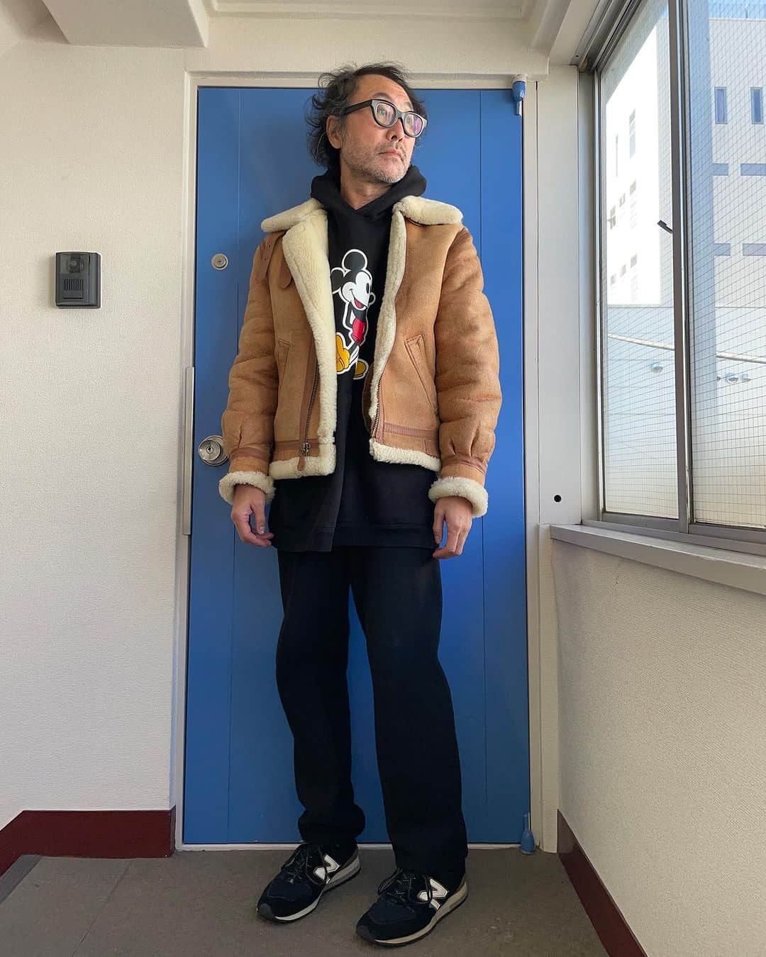 北原徹のインスタグラム：「今日は土日のフリマの準備もしようとスエットパーカーとスエットパンツ。ともにシーズンは違いますが、 #takahiromiyashitathesoloist @takahiromiyashitathesoloist  上に着ているのはレプリカのB-3。これはフリマに出します。 #今日のコーディネート」