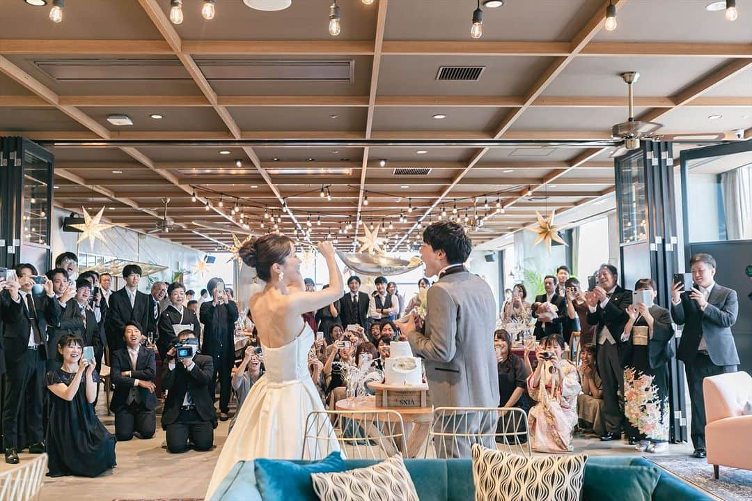 THE STYLE_OKAYAMA【公式】さんのインスタグラム写真 - (THE STYLE_OKAYAMA【公式】Instagram)「. 結婚式に欠かせないケーキ演出  ビッグスプーンで新婦から新郎へ 大盛り上がりの会場でした ——————— . @thestyle_okayamaをフォローし #ザスタイル岡山 をつけて 検索してくださいね♪ . #スタイルズ花嫁 #ザスタイル岡山 #thestyle岡山 #ブライダルハウスtutu #シェアーズヘアメイク #岡山花嫁 #岡山結婚式 #プラコレ #DRESSY花嫁 #花嫁コーデ  #撮影構図 #二段ケーキ #結婚式演出 #ファーストバイト #ケーキ入刀」10月26日 15時53分 - thestyle_okayama