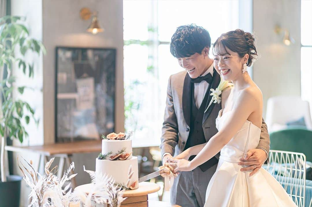 THE STYLE_OKAYAMA【公式】のインスタグラム：「. 結婚式に欠かせないケーキ演出  ビッグスプーンで新婦から新郎へ 大盛り上がりの会場でした ——————— . @thestyle_okayamaをフォローし #ザスタイル岡山 をつけて 検索してくださいね♪ . #スタイルズ花嫁 #ザスタイル岡山 #thestyle岡山 #ブライダルハウスtutu #シェアーズヘアメイク #岡山花嫁 #岡山結婚式 #プラコレ #DRESSY花嫁 #花嫁コーデ  #撮影構図 #二段ケーキ #結婚式演出 #ファーストバイト #ケーキ入刀」