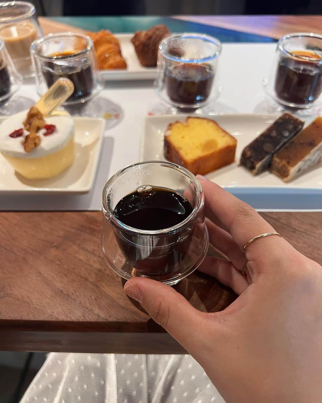菅谷梨沙子さんのインスタグラム写真 - (菅谷梨沙子Instagram)「先日、「CAFE@HOME コーヒー&フード ペアリング エクスペリエンス」にご招待頂き 参加させて頂きました☕️🥐  おうちでちょっと贅沢にドリップコーヒーを楽しむ CAFE@HOMEシリーズの中の、食べ物との相性で選ぶ  Food with Coffee がさらに美味しく生まれ変わり、新発売されるそう！  今回、ご用意していただいたスイーツそれぞれのコンセプトに合ったコーヒーを頂きましたが、素人の私でもこんなにマッチするの！？と驚きと感動、そして至福のひと時を過ごせました🥹  個人的に和菓子とほろ苦いwith wagashiが新鮮でとても好きな組み合わせだったなぁ🍡  これからのおうちでコーヒータイムが更に贅沢な時間になりそうです…！ お誘いくださり、ありがとうございました🥹✨  ちなみに11/3〜5 の3連休にペアリングを楽しめるイベントが浅草で開催されるそうです！ ドリップ体験の他、物販コーナーもあるそう🤭（ペアリング体験は事前予約可能）  コーヒーがお好きな方、興味のある方はぜひ♡  @coffee_style_ucc  #PR #coffeestyleucc」10月26日 15時54分 - risako_sugaya