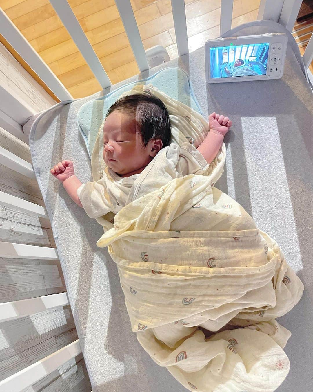 大森美知さんのインスタグラム写真 - (大森美知Instagram)「我が家はBaby Bedにベビーモニターをつけて息子と別々で寝る生活が安心して出来てます✨  出産前から楽しみにしてた @babysensejapan  のママパパ安心サポートセットで お得で安心感が増すセット商品を使用中🛌💕  泣き声が聞こえるのはもちろん 音楽が流せたりマイクで声かけできたり 温度、タイマー色んな機能がついて 設置も操作も簡単で別室からでも可能！！  モニタリングに異常があると 大きなアラーム音と警告ランプでお知らせしてくれて 真っ暗な中でも高画質で赤ちゃんが見れて（4枚目動画） 息してるかミルク吐いてないか 可愛すぎて←（親バカ）ベビーモニター何回も見て 快適に過ごせてます✨  #PR#出産準備 #ベビーセンス #ベビーセンスホーム#ベビーモニター #ベビーセンサー#ベビー用品#赤ちゃん #SIDS#男の子ママ#第一子#沖縄#baby」10月26日 16時05分 - michi_oomori_official