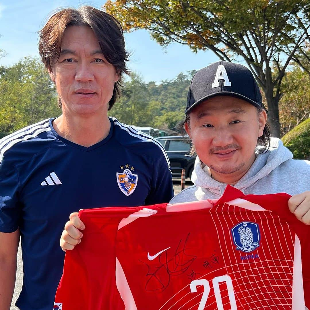 植田朝日さんのインスタグラム写真 - (植田朝日Instagram)「🇰🇷🇰🇷🇰🇷  蔚山現代の監督と言うより韓国のスーパーレジェンド ホンミョンボ氏とパチリ‼️📸  昔は日本サイドからしたら1番厄介な選手だったのに、今はリスペクトしかないね。  いつかJリーグでも指揮を取る日が来るんだろうな〜⁉️  #ホンミョンボ #蔚山現代 #韓国代表 #Kリーグ #韓国旅 #サッカー旅 #朝日旅 #FooTravelleR」10月26日 16時05分 - asahiman