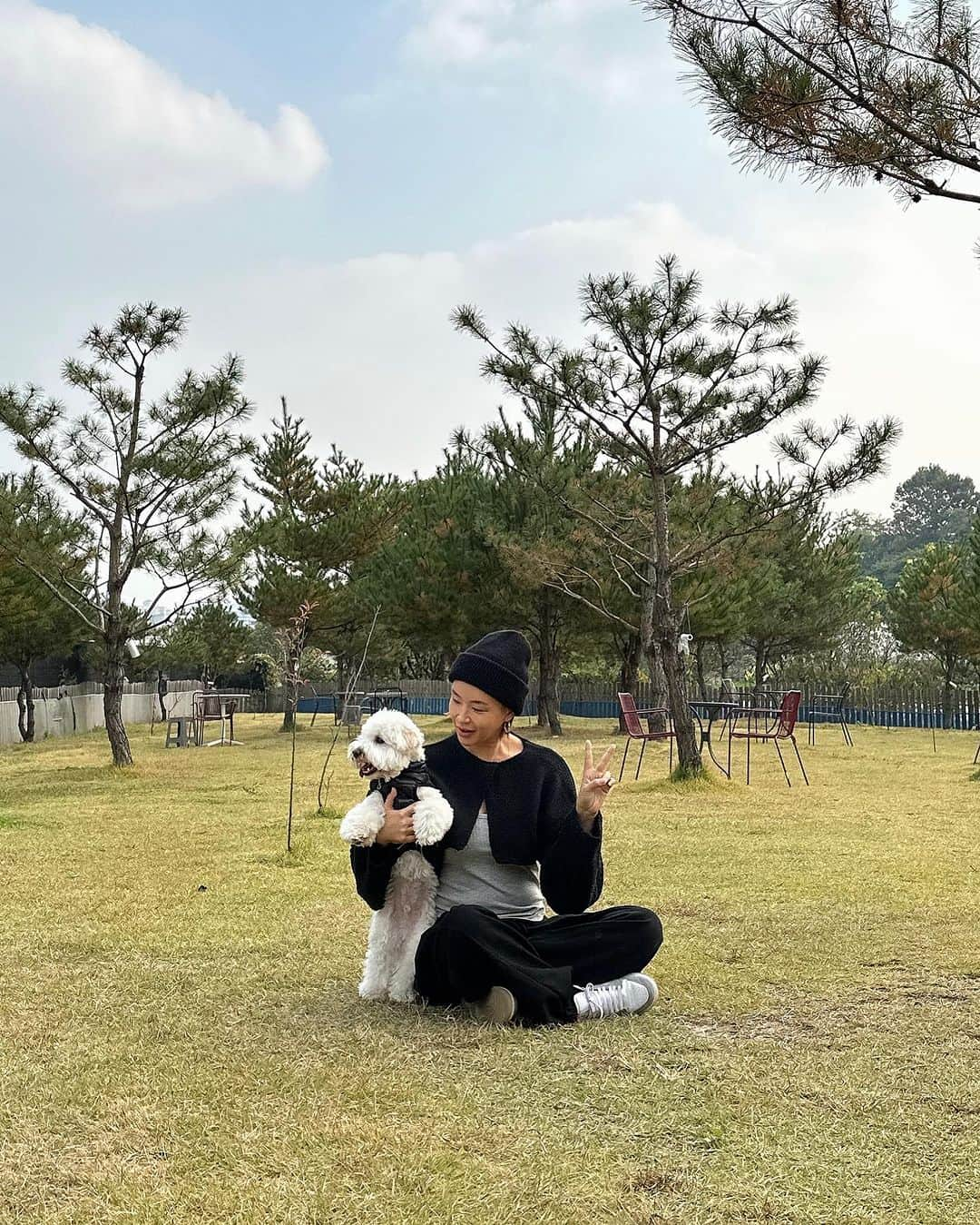 ペ・ユンジョンさんのインスタグラム写真 - (ペ・ユンジョンInstagram)「애엄마도 바쁘지만 개엄마들도 보통아이요...🐶 힘든거보다 백배로 위로받는게더큰 반려견🤎 . . #꼬똥드툴레아 #양동이#반려견#댕댕이#배윤정」10月26日 15時58分 - hotchicksbyj