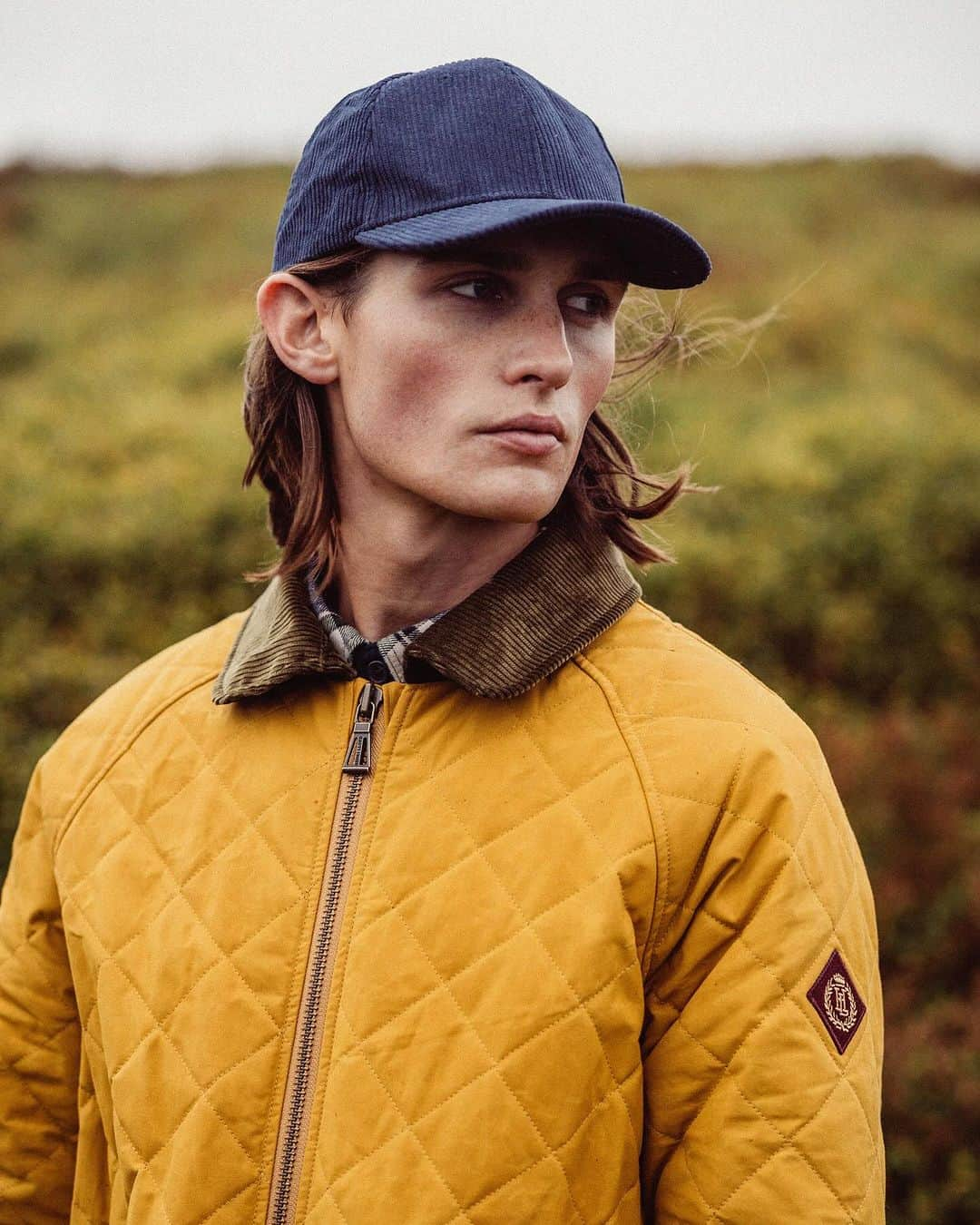 ヘンリロイドのインスタグラム：「The Soulton Jacket.  The limited edition quilted wax jacket from Henri-Lloyd seamlessly combines heritage-inspired design with functionality. Crafted using British Millerain Boneville waxed cotton fabric, this jacket boasts water resistance and is ideal for transitioning from autumn to winter.   Available in solar yellow and navy.  Visit the link in bio to explore more.  #henrilloyd  #60thanniversary」