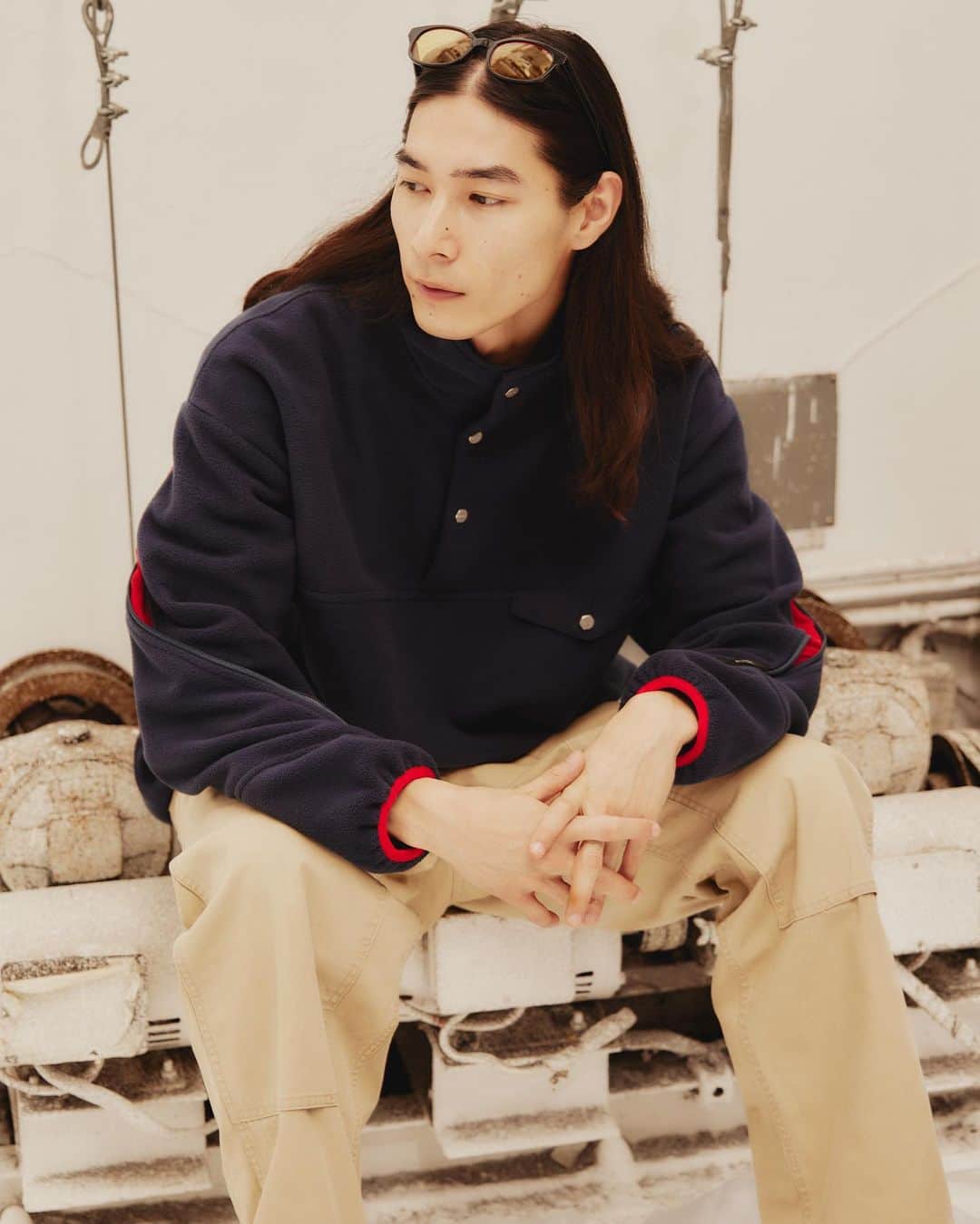 1LDKさんのインスタグラム写真 - (1LDKInstagram)「2023年10月28日(土)13:00発売  本日10月26日(木)のannexブログで商品詳細をご紹介していますのでストーリーリンクより是非ご覧ください。  〈 ROTOL for 1LDK annex 〉  “VENTILATIION SNAP FLEECE TOP” COL: NAVY SIZE: 2 / 3 ¥36,300 TAX IN  Designer: @oohihoo Stylist: @yujililynakata  名古屋1LDK annexで展開する1LDKの原点に立ち返り、お店のイメージカラーであるネイビーにフォーカスして各ブランドさんと取り組んで作る「Remind for NAVY」企画第9弾を今週末10月28日(土)に発売します。  annexでもお馴染みのコラボレーションとなったROTOLのデザイナー大日野さんに私達が今着たいフリースを制作していただきました。  ブランドで定番的にリリースされている、背中のジップデザインをベースにした、フリースといえばアレ!な1着をサンプリングしています。背中のジップは、開閉するとシルエットを変化させるだけでなく、内素材にメッシュを配したことでベンチレーションとしての用途も備えています。  首元にはROTOLオリジナルのドットボタンを採用し、袖口、裾はゴムなので着た時に収まりが良く、赤のパイピングがアクセントになります。サンプリングもとのアレを着ていてみんな一度は欲しいと思ったであろう、ポケットが両脇に付いています。  シルエットは一枚で着た時のバランスの良さにこだわり、身幅と腕回りはゆったりとしつつ、少し短めの着丈のバランスに設定。 2サイズ展開で、2サイズはいつものROTOLのサイズ感より短めなので、トレンド感あるサイジングや女性にもオススメのサイズ感となっています。  ※IZUMIYA ONLINE STOREでは同日20:00より在庫状況次第販売いたします。 ※こちらの商品は名古屋のみの販売となりますので、都内、京都での販売はございません。  #rotol @rotol_official  #1ldkannex #1ldk #1ldkshopofficial」10月26日 16時04分 - 1ldk_shop