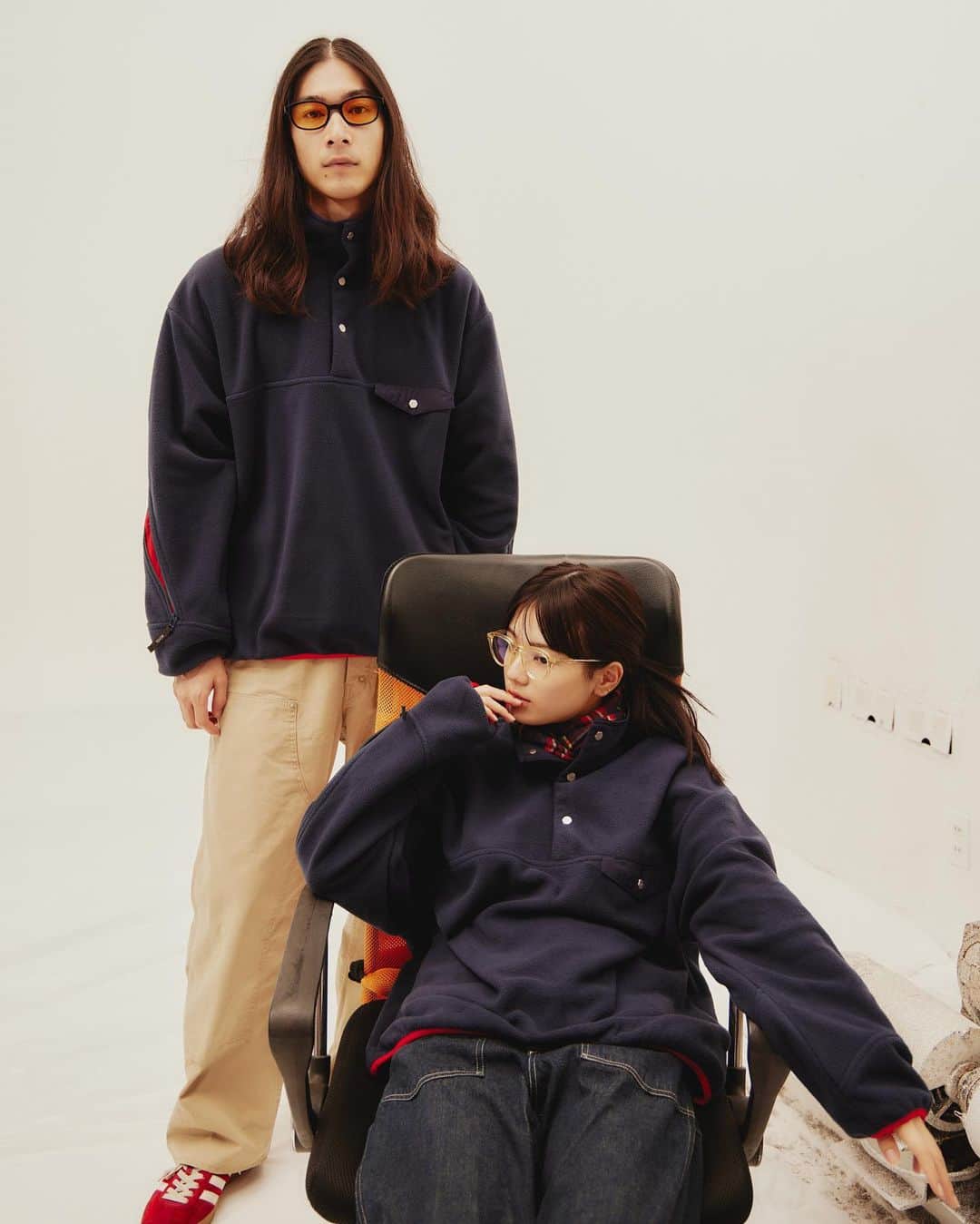 1LDKさんのインスタグラム写真 - (1LDKInstagram)「2023年10月28日(土)13:00発売  本日10月26日(木)のannexブログで商品詳細をご紹介していますのでストーリーリンクより是非ご覧ください。  〈 ROTOL for 1LDK annex 〉  “VENTILATIION SNAP FLEECE TOP” COL: NAVY SIZE: 2 / 3 ¥36,300 TAX IN  Designer: @oohihoo Stylist: @yujililynakata  名古屋1LDK annexで展開する1LDKの原点に立ち返り、お店のイメージカラーであるネイビーにフォーカスして各ブランドさんと取り組んで作る「Remind for NAVY」企画第9弾を今週末10月28日(土)に発売します。  annexでもお馴染みのコラボレーションとなったROTOLのデザイナー大日野さんに私達が今着たいフリースを制作していただきました。  ブランドで定番的にリリースされている、背中のジップデザインをベースにした、フリースといえばアレ!な1着をサンプリングしています。背中のジップは、開閉するとシルエットを変化させるだけでなく、内素材にメッシュを配したことでベンチレーションとしての用途も備えています。  首元にはROTOLオリジナルのドットボタンを採用し、袖口、裾はゴムなので着た時に収まりが良く、赤のパイピングがアクセントになります。サンプリングもとのアレを着ていてみんな一度は欲しいと思ったであろう、ポケットが両脇に付いています。  シルエットは一枚で着た時のバランスの良さにこだわり、身幅と腕回りはゆったりとしつつ、少し短めの着丈のバランスに設定。 2サイズ展開で、2サイズはいつものROTOLのサイズ感より短めなので、トレンド感あるサイジングや女性にもオススメのサイズ感となっています。  ※IZUMIYA ONLINE STOREでは同日20:00より在庫状況次第販売いたします。 ※こちらの商品は名古屋のみの販売となりますので、都内、京都での販売はございません。  #rotol @rotol_official  #1ldkannex #1ldk #1ldkshopofficial」10月26日 16時04分 - 1ldk_shop