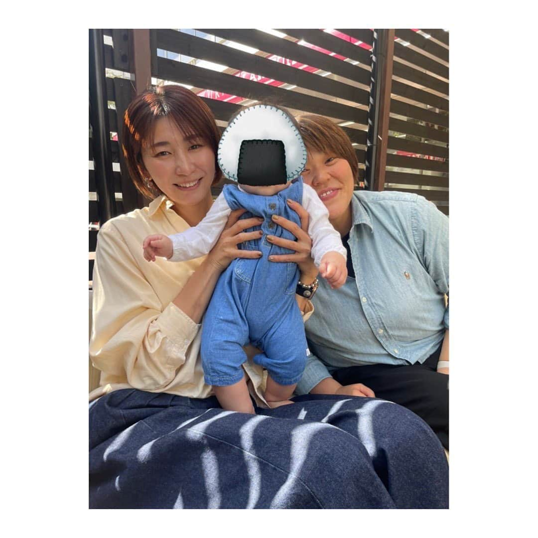 杉本美香さんのインスタグラム写真 - (杉本美香Instagram)「・ ・ イベント後にすぐ集合する私たち😂 フッ軽〜😎  愛さんの抱っこの安定感は半端なかった🥰 さすが4人の母🤱 寝かしつけまでしてくれて、 子スギも安心して夢の中へ😪  そして、サラーっと子スギに遊び道具を プレゼントしてくれる愛さん🤍 人として、 ホンマに東京ドーム2個分ぐらいの 広い器の持ち主やわ🥹🥣  ドンマイには、 腕をピーーーンと伸ばして、 ソーシャルディスタンスを常にとっていました🤣 （愛さんの投稿のパクリ笑）  宮之原くんに子スギが懐いて終始ニコニコ☺️✨ 本当にありがとう🫧  6枚目の写真🤳 ドンマイが 「勝利した選手がリングに息子を抱き入れる姿にしか見えない」 って撮ってくれた写真🤣📸  せめて、娘と言ってくれ‼️  ってことで、 次回はウッチーも誘ってワイワイしましょう🥰🫧 ・ ・ #行動力オバケ #なんとも自然体 #やはり居心地よし #またすぐ集合したい  #知り合いやったけど更にグッと距離縮まった #と私は思っている #出逢いに感謝 #笑顔 #smile😊」10月26日 16時13分 - mika__sugimoto