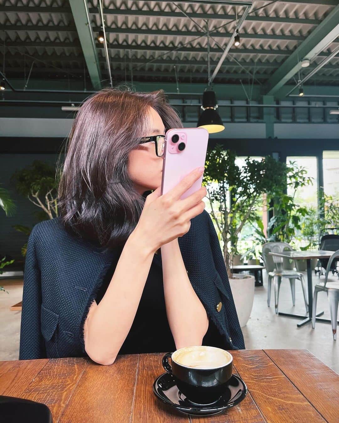 佐藤晴美のインスタグラム：「先日、パイセン(母)とランチ✋  #iphone15 に新調〜 髪もだいぶ伸びたなぁ〜」