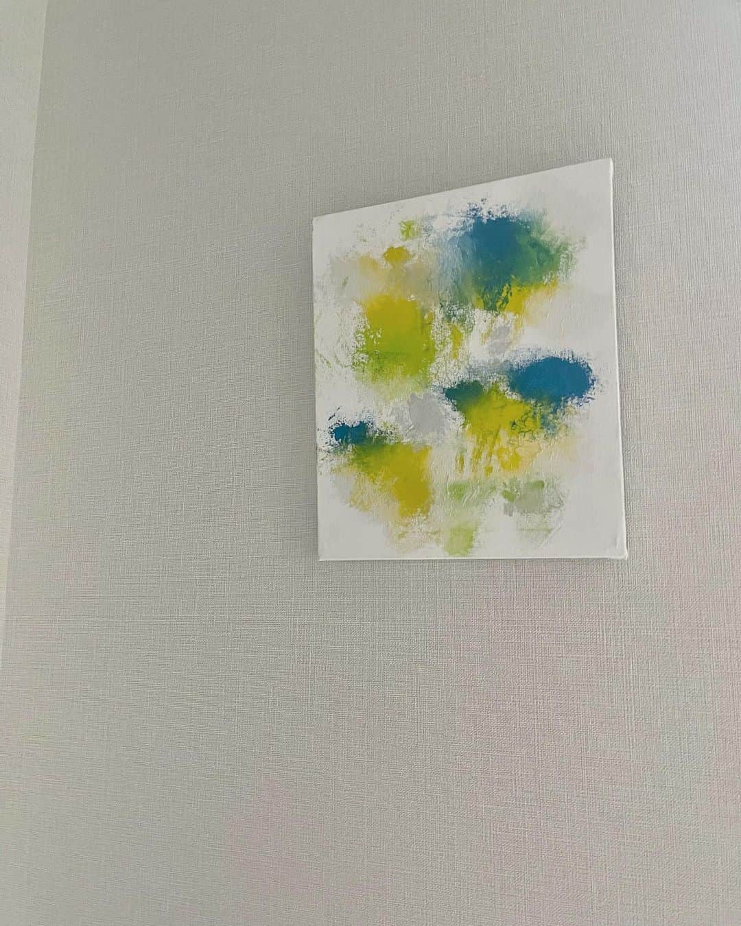 田中響子のインスタグラム：「1歳のお誕生日の時、 りと画伯に描いてもらったファーストアート🎨  ダークブルー、ライトグリーン シルバー、イエロー パールホワイトの組み合わせ。  自宅の廊下に飾っています。 娘にも作ってもらって隣に並べたいな♡」