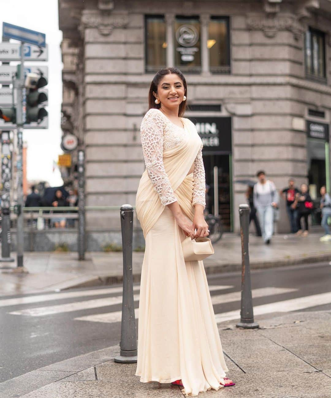 Aashna Shroffさんのインスタグラム写真 - (Aashna ShroffInstagram)「a little saree moment from the streets of Milan 🤍 I’m wearing a beautiful ivory-cream draped saree from @zamoraathelabel, and I love the embellished blouse and how perfect and easy it is for this time of the year ✨  #ad」10月26日 16時10分 - aashnashroff