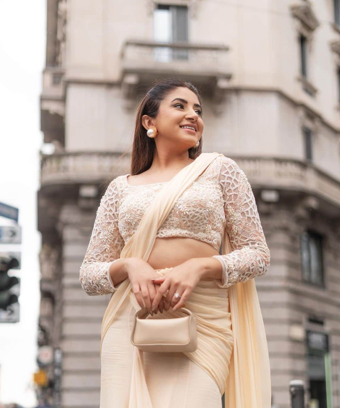 Aashna Shroffさんのインスタグラム写真 - (Aashna ShroffInstagram)「a little saree moment from the streets of Milan 🤍 I’m wearing a beautiful ivory-cream draped saree from @zamoraathelabel, and I love the embellished blouse and how perfect and easy it is for this time of the year ✨  #ad」10月26日 16時10分 - aashnashroff