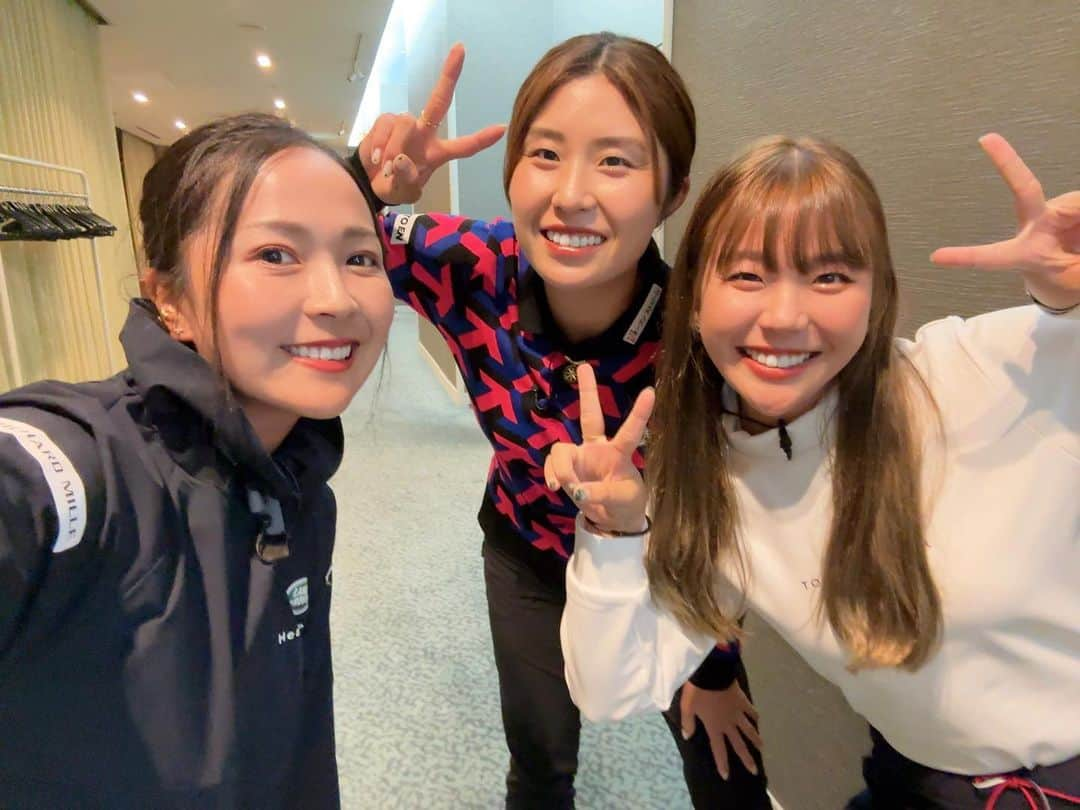 青木瀬令奈さんのインスタグラム写真 - (青木瀬令奈Instagram)「. 昨日の夜 JLPGA BRIGHTENERとしてのイベントで ジュニアゴルファーの女の子たちと リモートでお話しました😊⛳️🫶 #jlpga  #jlpgabrightener  #大里桃子  @chanmomo810  #吉田優利  @yuri_yoshida__  #青木瀬令奈  @serenaaoki_official  . 事前質問であった オフの日の過ごし方と 試合中に気をつけてること のほかに 直接質疑応答も設けて しっかり1時間半 楽しく充実した時間を 過ごすことができました🥹⭐︎ . みんなの質問の質の高さだったり ゴルフへの真剣に上手くなりたいという想いが 凄く伝わってきて このなかからプロになって一緒に試合できる子が 1人でもいてくれたらいいなあと とても楽しみです😊⛳️⭐︎ . 質問できる機会に 恥ずかしがらずに 自分の思ってること、 聞いてみたいことを ちゃんと発言できるって とても大切なことだし こういう機会があったら どんどん質問してもらえたら きっと今後の糧になると思うので これからも積極的にこういうイベントに 参加してくれたらなと思います🥹🫶 . 私も改めて 他の2人のプロの話も参考になったし 自分で再確認できたこともあったので 引き続き頑張ります😊⛳️⭐︎ . MCしてくれた さちこさん( @sachimushi ) いつも和やかに進行してくれて ありがとうございます🥹🫶 さっちゃんのMCだから 安心して喋れました🫶🫶 . ありがとうございました！！😊🫶 . . #リモートイベント  #jlpgaブライトナー  #ジュニアゴルファー」10月26日 16時11分 - serenaaoki_official