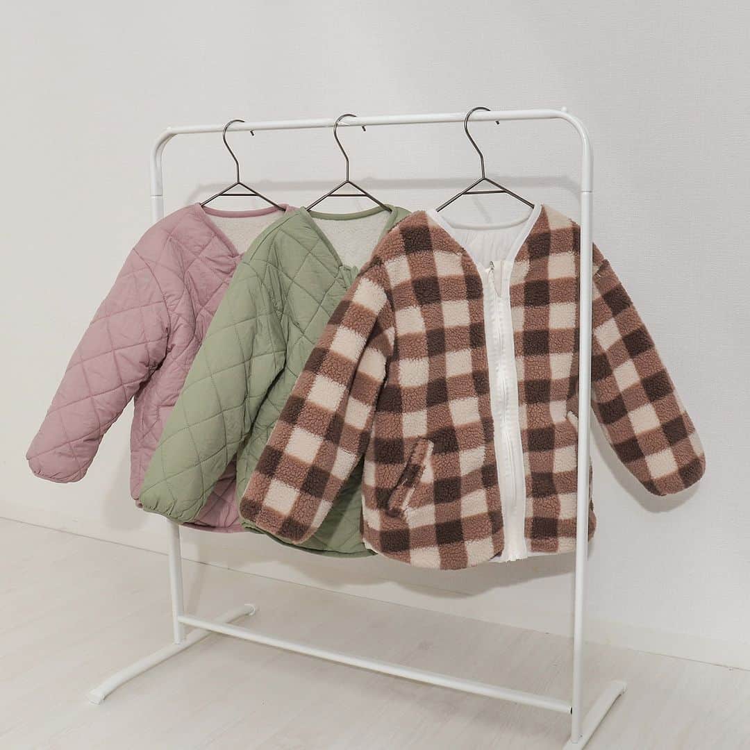 アプレレクールオフィシャルのインスタグラム：「＼アウターCOLLECTION／  軽くて暖かいウォッシャブルの中綿ジャケット♡ 合わせの部分がスカラップのかわいいデザイン🧸 裏地がハート模様なのでちらっと見えてもキュートです♪  フードの取り外しも可能なので フード禁止の園や学校などでも使っていただけます◎  さらに、ウォッシャブルなのでお家で簡単にお洗濯もできて 公園遊びでも安心♡  この冬の主役の1枚を見つけてね♪  🏷リバーシブルボアジャケット　4,730円（税込） (V402053)（80～140㎝）  ▼オンラインストアはこちら @foonline  オンラインストアでも販売中です♪  ======================= 商品詳細や価格は ショッピングタグからご覧いただけます★ =======================  #アプレレクール #apreslescours #アプレキッズ #こどもふく #子ども服 #オシャレキッズ  #子供服 #キッズ服 #ママリ #たまひよ #キッズフォト  #女の子コーデ  #女の子服 #むすめふく  #キッズアウター #キッズ防寒アイテム #キッズ中綿ジャケット」