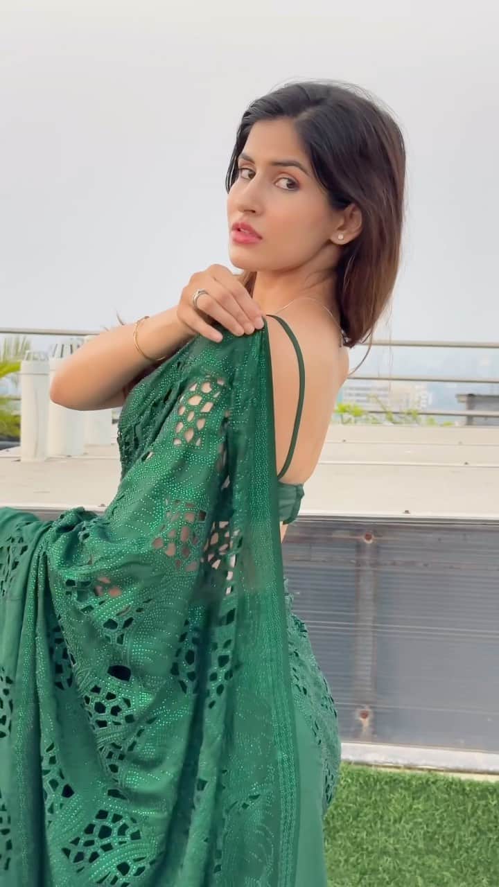 Sakshi Malikのインスタグラム：「& Diwali season begins ✨ . .  #reels #reelsinstagram #reelitfeelit #sareelove」