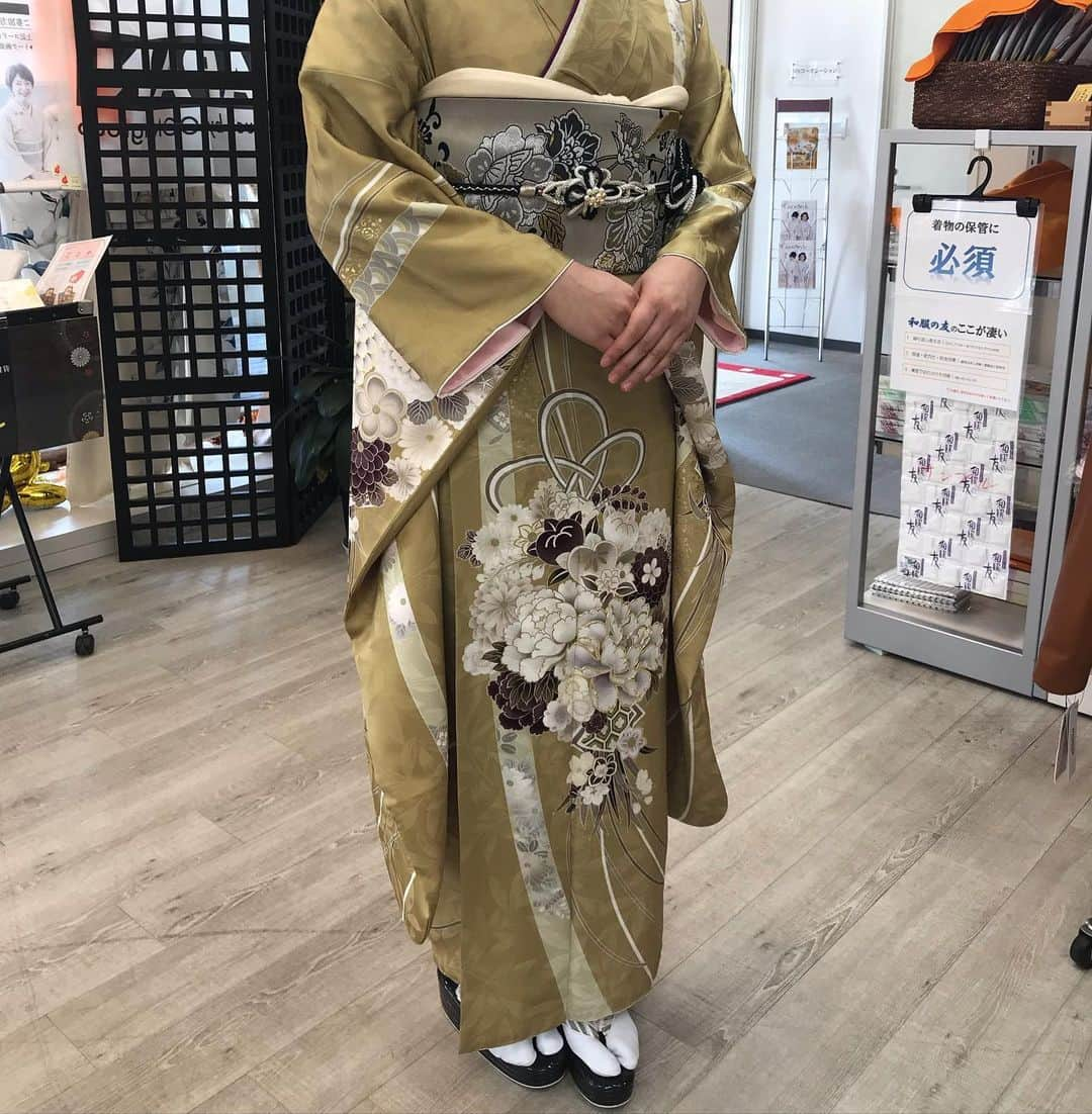 みますやのインスタグラム：「皆さんこんにちは🍁 みますや会津若松店渡部です🐨  令和6年度成人を迎えるお嬢様のコーディネートのご紹介です💜  落ち着いた色味のお振袖に ブルーの帯を合わせたとてもお洒落なコーディネートがとっても似合うお嬢様🥰  なんと、髪型はお母様がアレンジしたそうです🥹 お嬢様にもお振袖にも合った素敵なスタイルですよね😊  前撮り日はそのまま着て帰って おばあさまに見せに行かれたそうです😊  ご購入されたお振袖を前撮り後ほとんどのお嬢様がお召しになったまま帰られますが、これからの時期は紅葉とお写真を撮るのも素敵ですよね✨  令和6年成人のお嬢様は前撮り 令和7年成人のお嬢様は お振袖を決めて頂くのに丁度良いタイミングになります❣️❣️  お振袖のご相談、お悩みは渡部まで🐨  #フリコレ#着物#きもの#キモノ#着物コーデ#着物ヘア#着物女子#振袖#成人式#ママ振#ママ振コーディネート#レトロ#レトロモダン#新作振袖#帯締め#振袖コーデ#帯揚げ#髪飾り#モダン#フリコレ会津#会津若松市#鶴ヶ城#オーダーレンタル#振袖購入#みますや会津若松店  #振袖レンタル#振袖コーディネート」