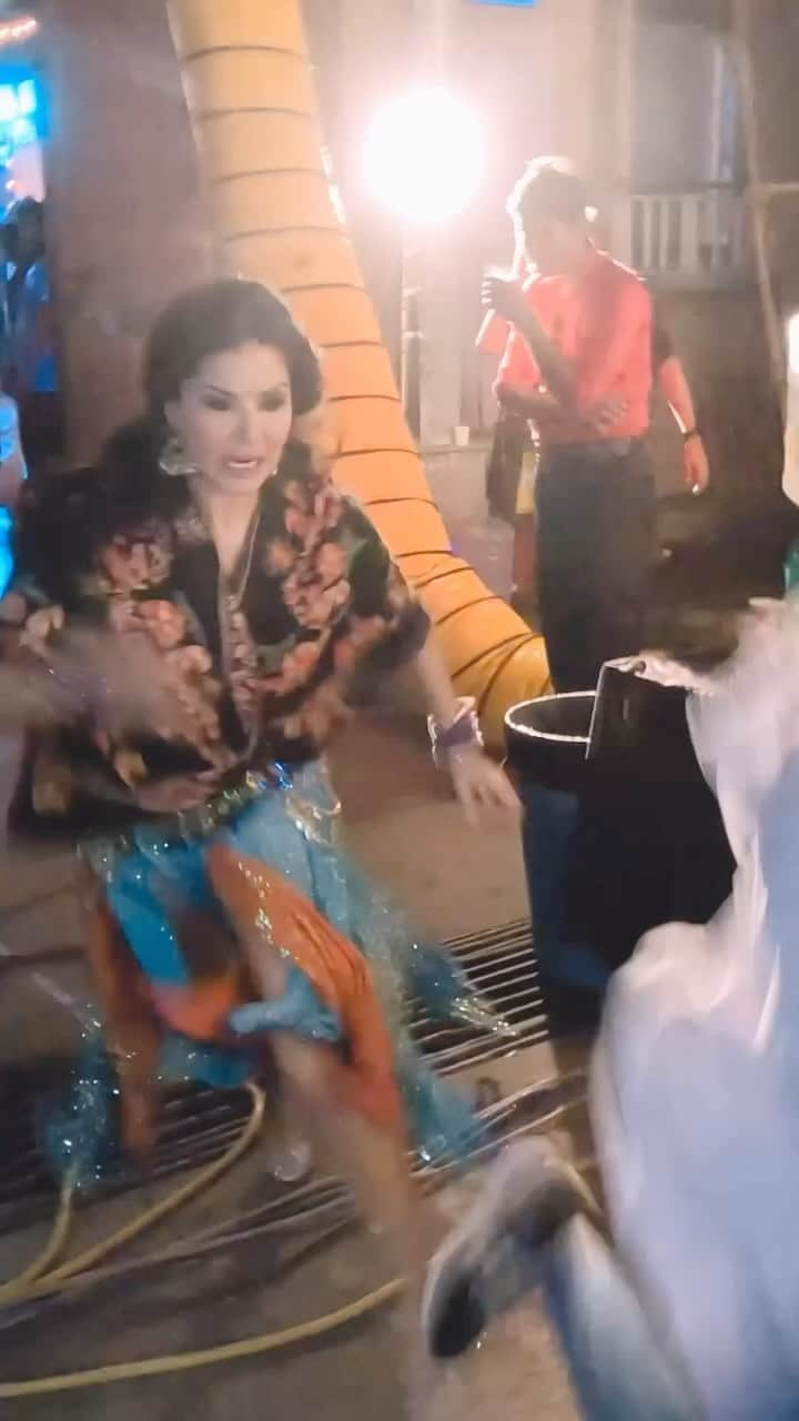 サニー・レオーネのインスタグラム：「That laugh in the end was just 😂😈 . . #SunnyLeone #prank #funny #bts」