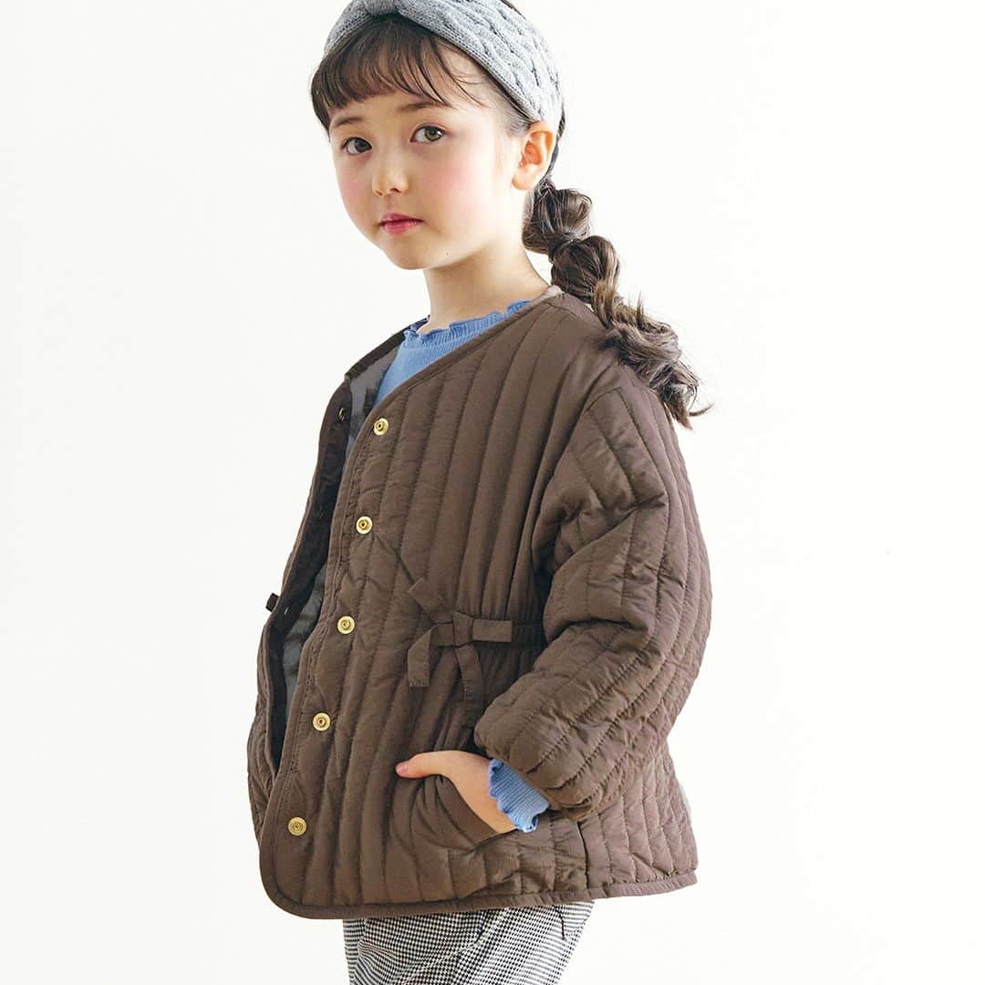 アプレレクールオフィシャルさんのインスタグラム写真 - (アプレレクールオフィシャルInstagram)「＼アウターCOLLECTION／  ウエストで絞ったシルエットが大人っぽい、キルティングのアウター。 リバーシブルになっており、 ベージュカラーはボアの面が甘めでかわいい大きめの花柄、 カーキカラーはボアの面がやさしいレオパード柄でご用意しています。  甘めコーデにもちょっぴり大人っぽいコーデにも どちらにも合わせていただけるアウターです◎  洗濯機でお洗濯ができるので お家でもお手入れが簡単にできちゃいます♡  この冬の主役の1枚を見つけてね♪  🏷ウエストリボンリバーシブルキルトアウター　4,730円（税込） (V402063)（80～140㎝）  ▼オンラインストアはこちら @foonline  オンラインストアでも販売中です♪  ======================= 商品詳細や価格は ショッピングタグからご覧いただけます★ =======================  #アプレレクール #apreslescours #アプレキッズ #こどもふく #子ども服 #オシャレキッズ  #子供服 #キッズ服 #ママリ #たまひよ #キッズフォト  #女の子コーデ  #女の子服 #むすめふく  #キッズアウター #キッズ防寒アイテム #キッズボアジャケット #リバーシブルアウター」10月26日 16時18分 - apres__official