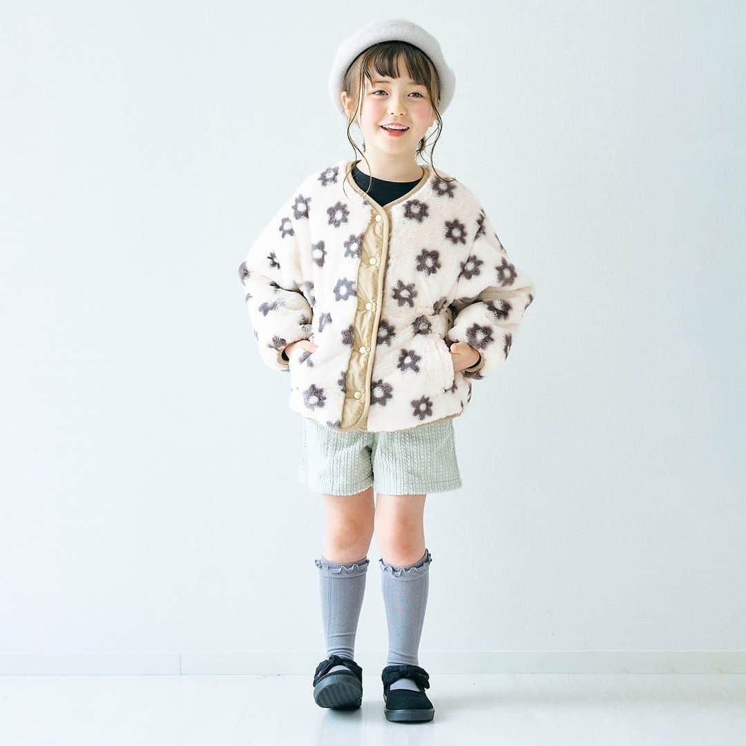 アプレレクールオフィシャルさんのインスタグラム写真 - (アプレレクールオフィシャルInstagram)「＼アウターCOLLECTION／  ウエストで絞ったシルエットが大人っぽい、キルティングのアウター。 リバーシブルになっており、 ベージュカラーはボアの面が甘めでかわいい大きめの花柄、 カーキカラーはボアの面がやさしいレオパード柄でご用意しています。  甘めコーデにもちょっぴり大人っぽいコーデにも どちらにも合わせていただけるアウターです◎  洗濯機でお洗濯ができるので お家でもお手入れが簡単にできちゃいます♡  この冬の主役の1枚を見つけてね♪  🏷ウエストリボンリバーシブルキルトアウター　4,730円（税込） (V402063)（80～140㎝）  ▼オンラインストアはこちら @foonline  オンラインストアでも販売中です♪  ======================= 商品詳細や価格は ショッピングタグからご覧いただけます★ =======================  #アプレレクール #apreslescours #アプレキッズ #こどもふく #子ども服 #オシャレキッズ  #子供服 #キッズ服 #ママリ #たまひよ #キッズフォト  #女の子コーデ  #女の子服 #むすめふく  #キッズアウター #キッズ防寒アイテム #キッズボアジャケット #リバーシブルアウター」10月26日 16時18分 - apres__official